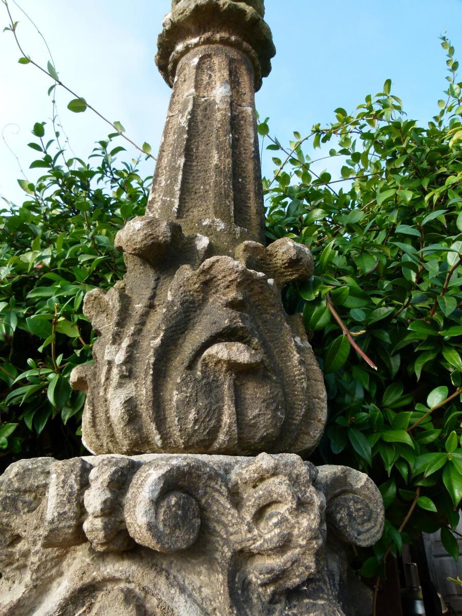 18th Century Hand Carved Limestone Spanish Pair of Columns 1