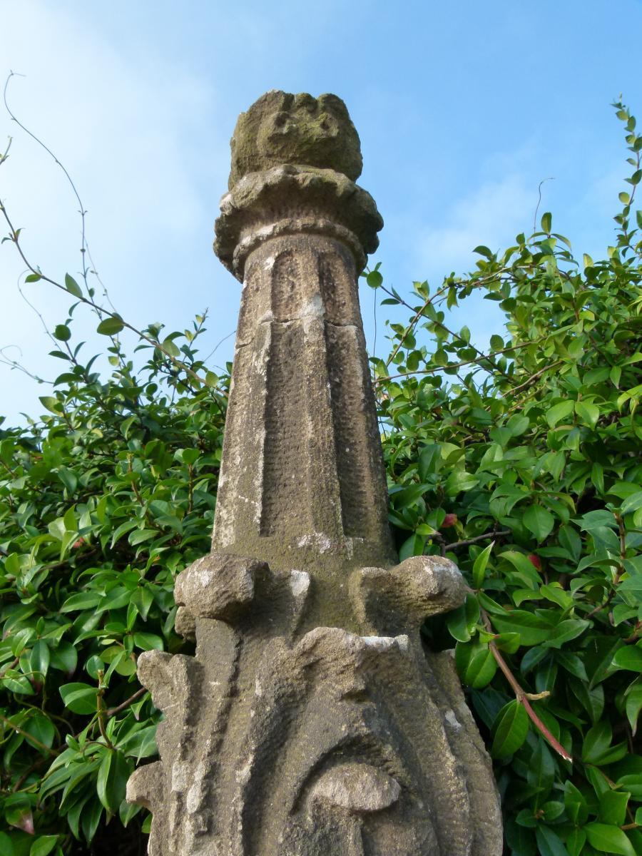 18th Century Hand Carved Limestone Spanish Pair of Columns 2