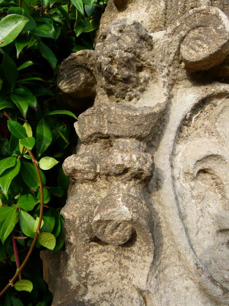 18th Century Hand Carved Limestone Spanish Pair of Columns 3