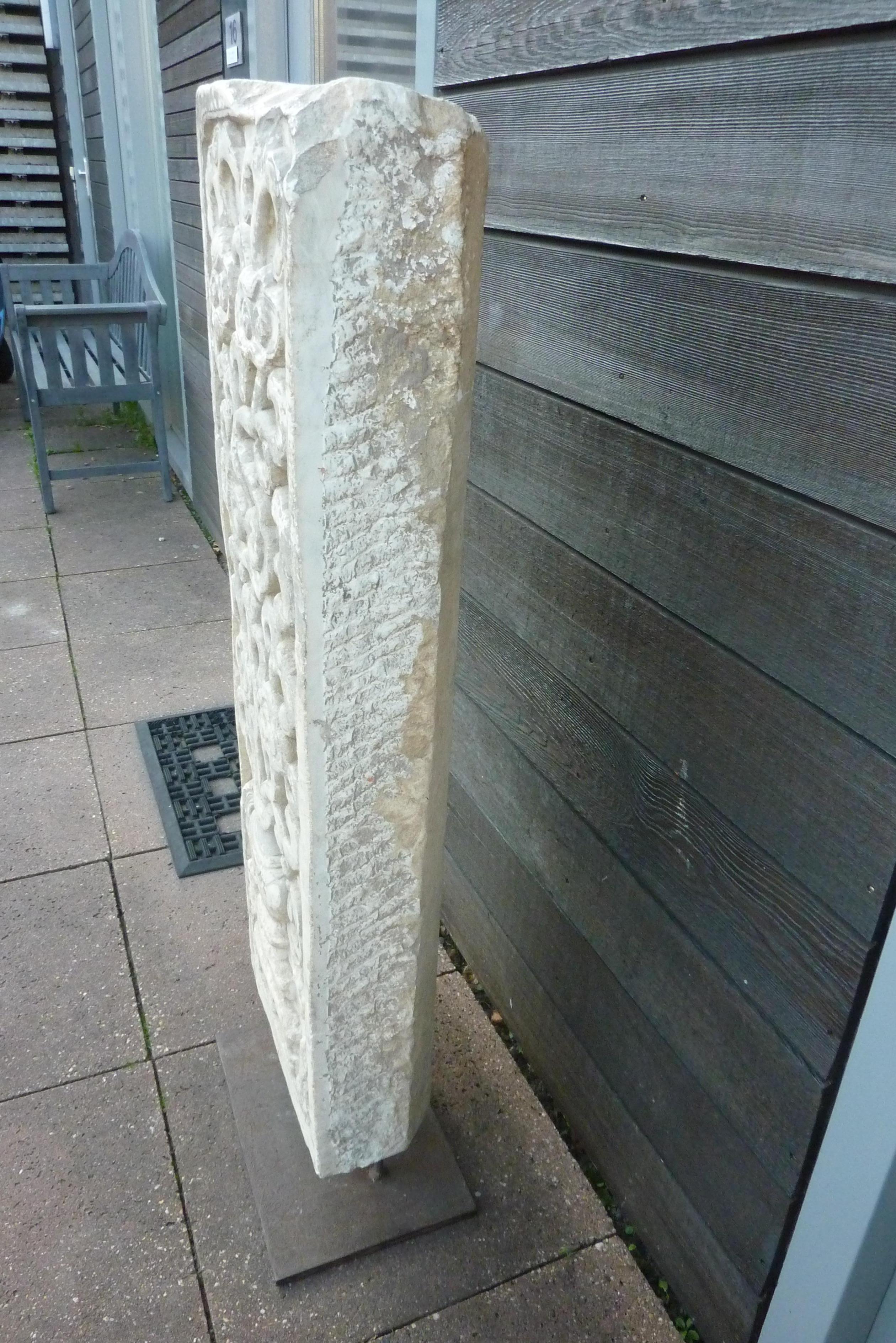 18th Century Chinese Hand Carved Marble Block with Lingzhi Fungus Ornaments In Good Condition For Sale In Groningen, NL