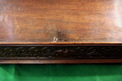 chêne sculpté à la main du 18e siècle:: boîte à Bible à dessus incliné