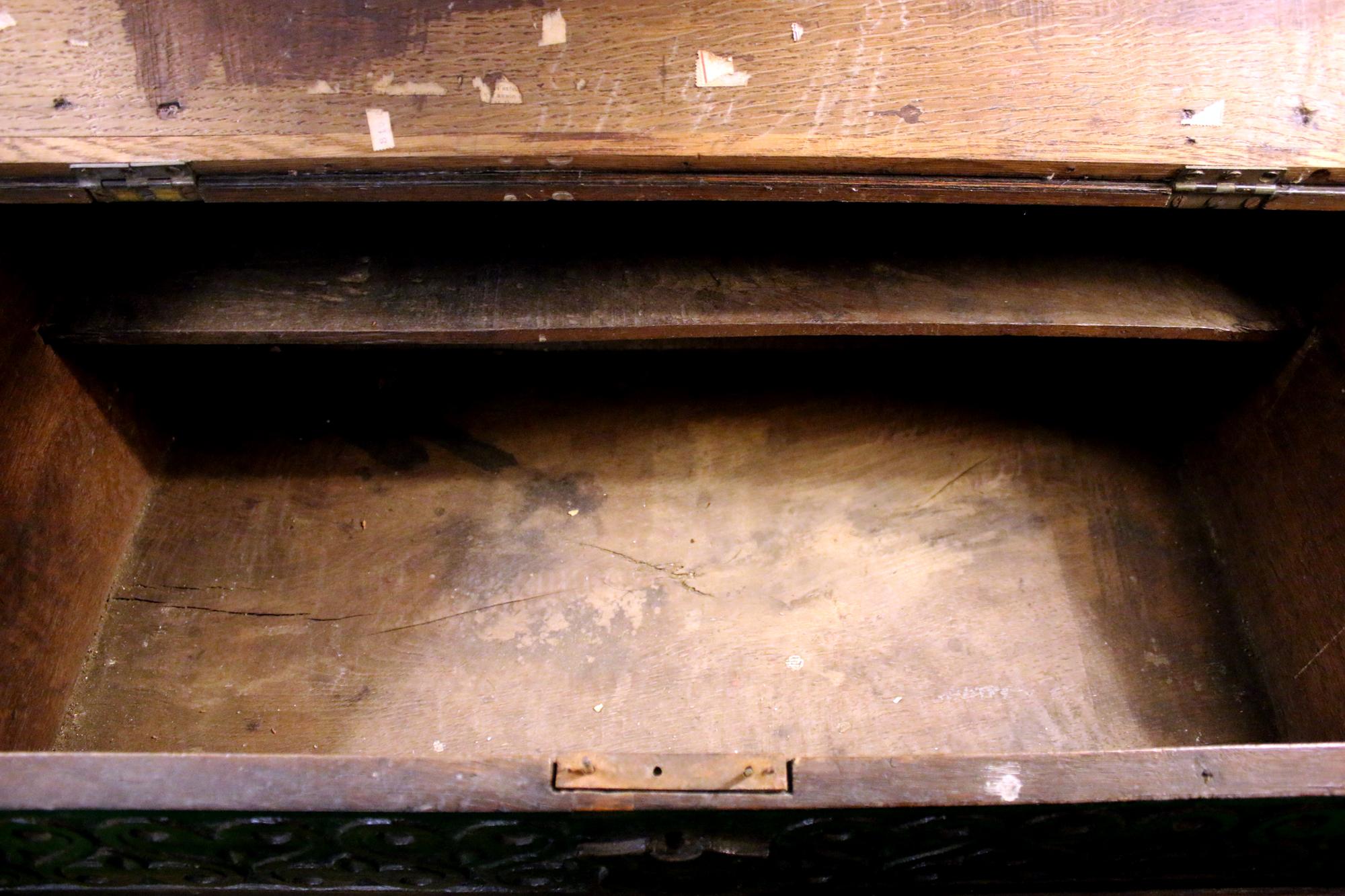 18. Jahrhundert Hand geschnitzt Eiche Slant Top Bibel Box (Geschnitzt)