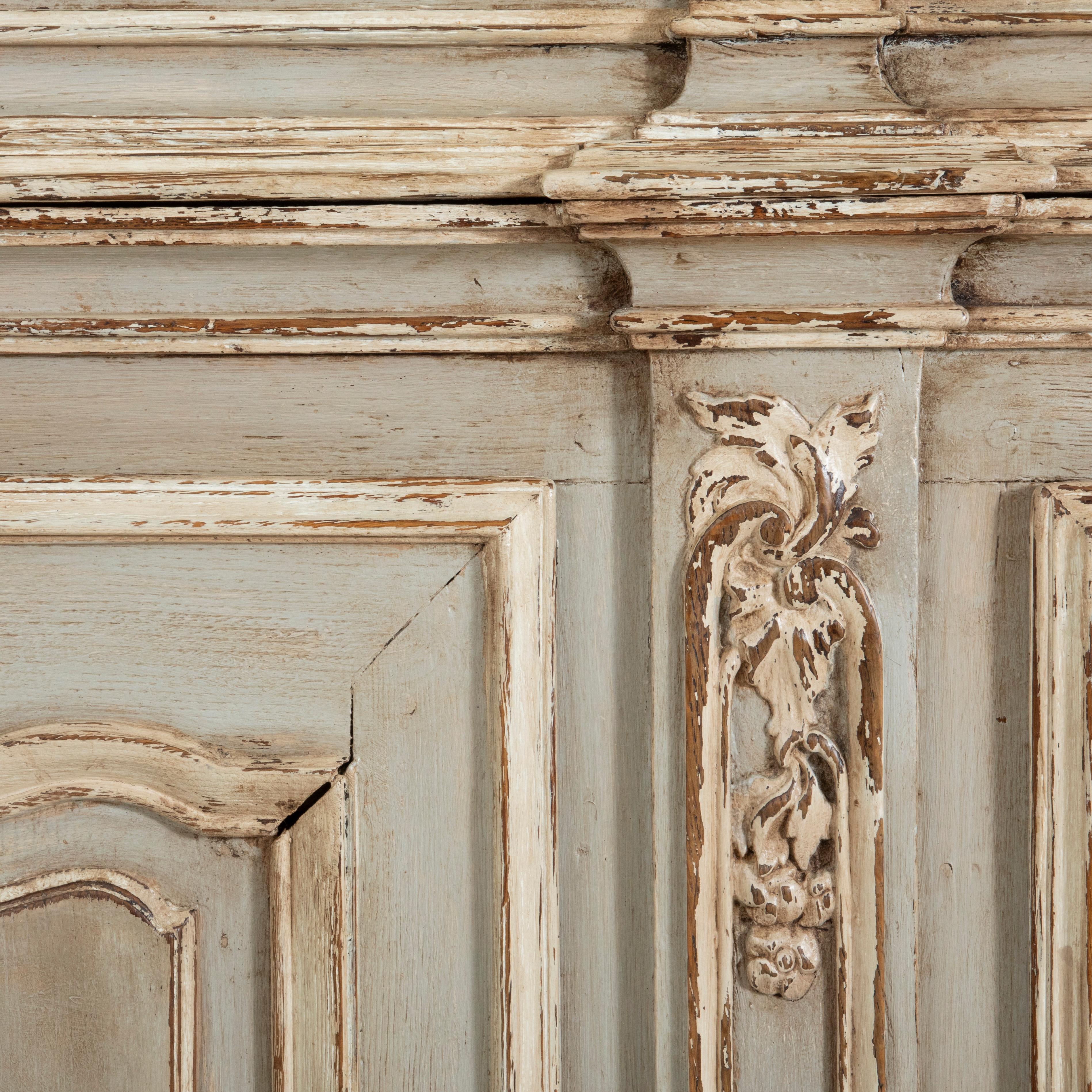 Buffet de château français du 18ème siècle, sculpté et peint à la main, Deux Corps 106 po. (H) en vente 2
