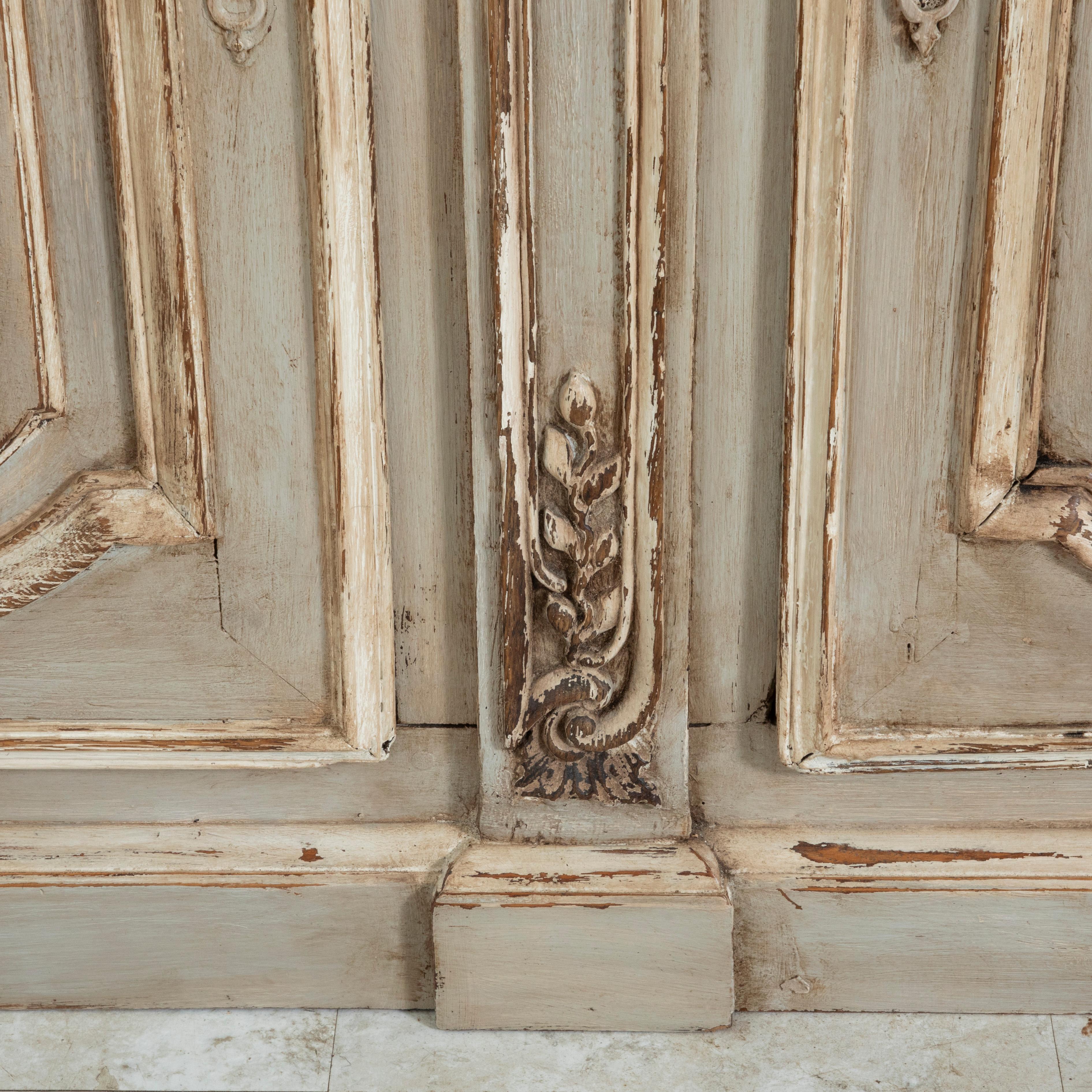 Buffet de château français du 18ème siècle, sculpté et peint à la main, Deux Corps 106 po. (H) en vente 3