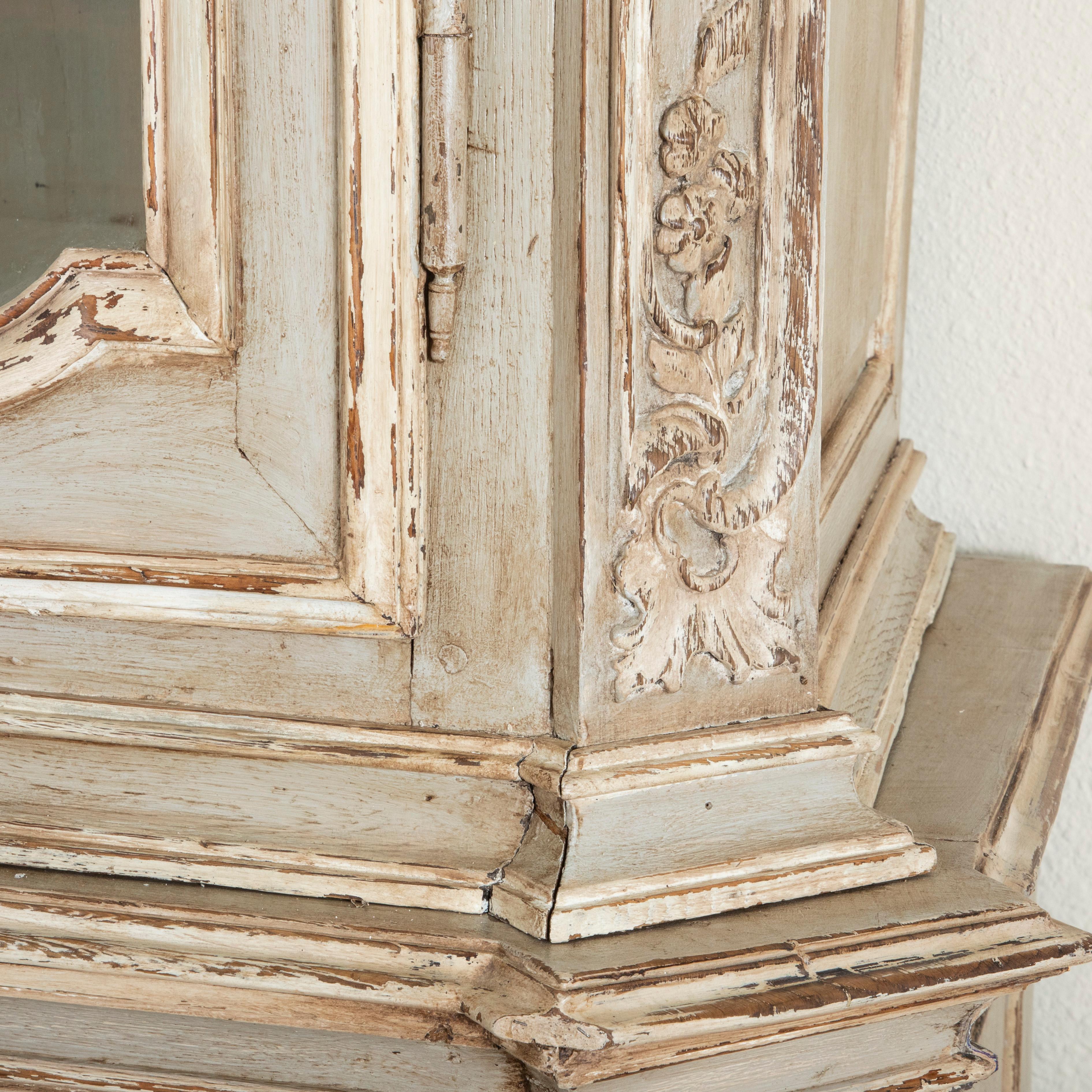 Buffet de château français du 18ème siècle, sculpté et peint à la main, Deux Corps 106 po. (H) en vente 5