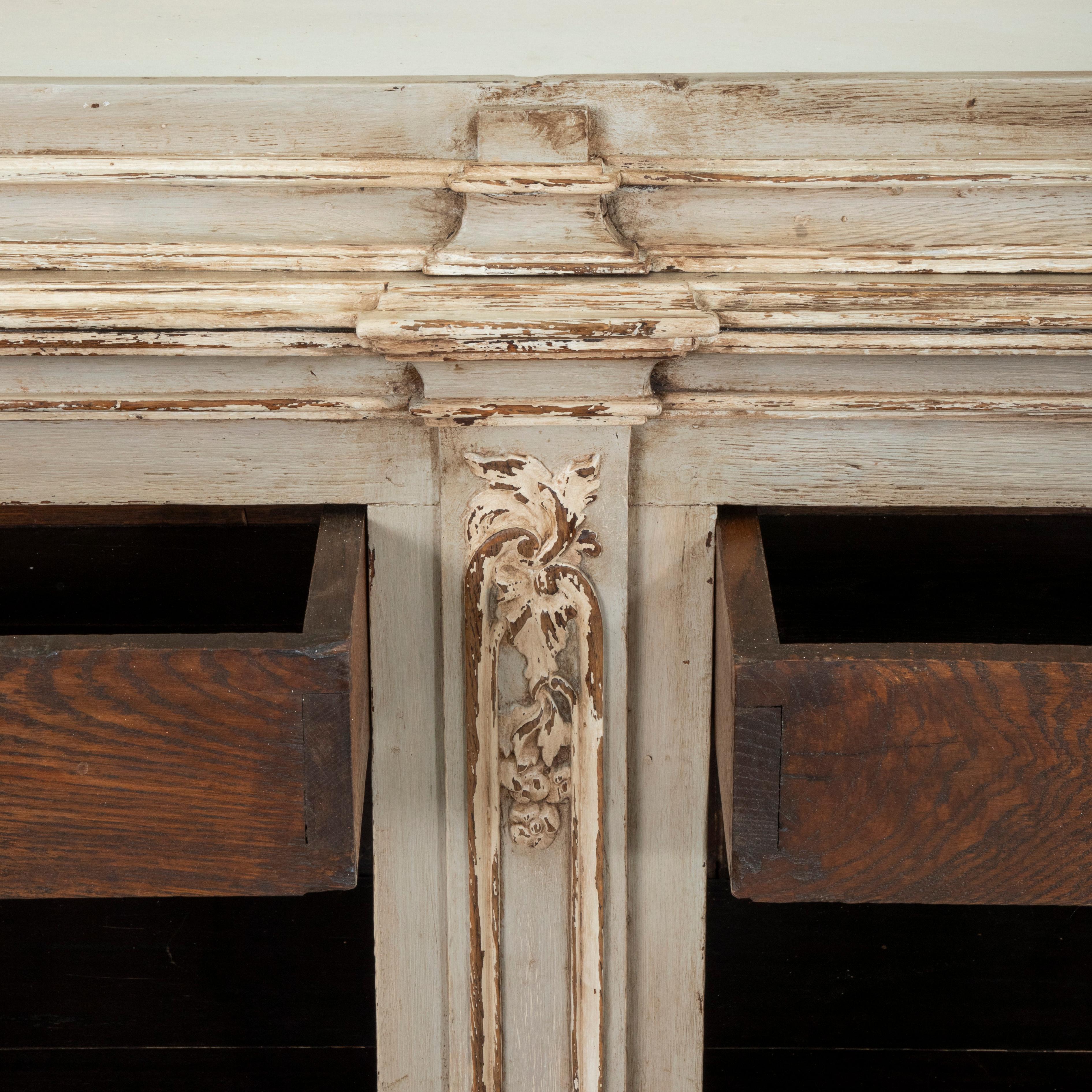 Buffet de château français du 18ème siècle, sculpté et peint à la main, Deux Corps 106 po. (H) en vente 6