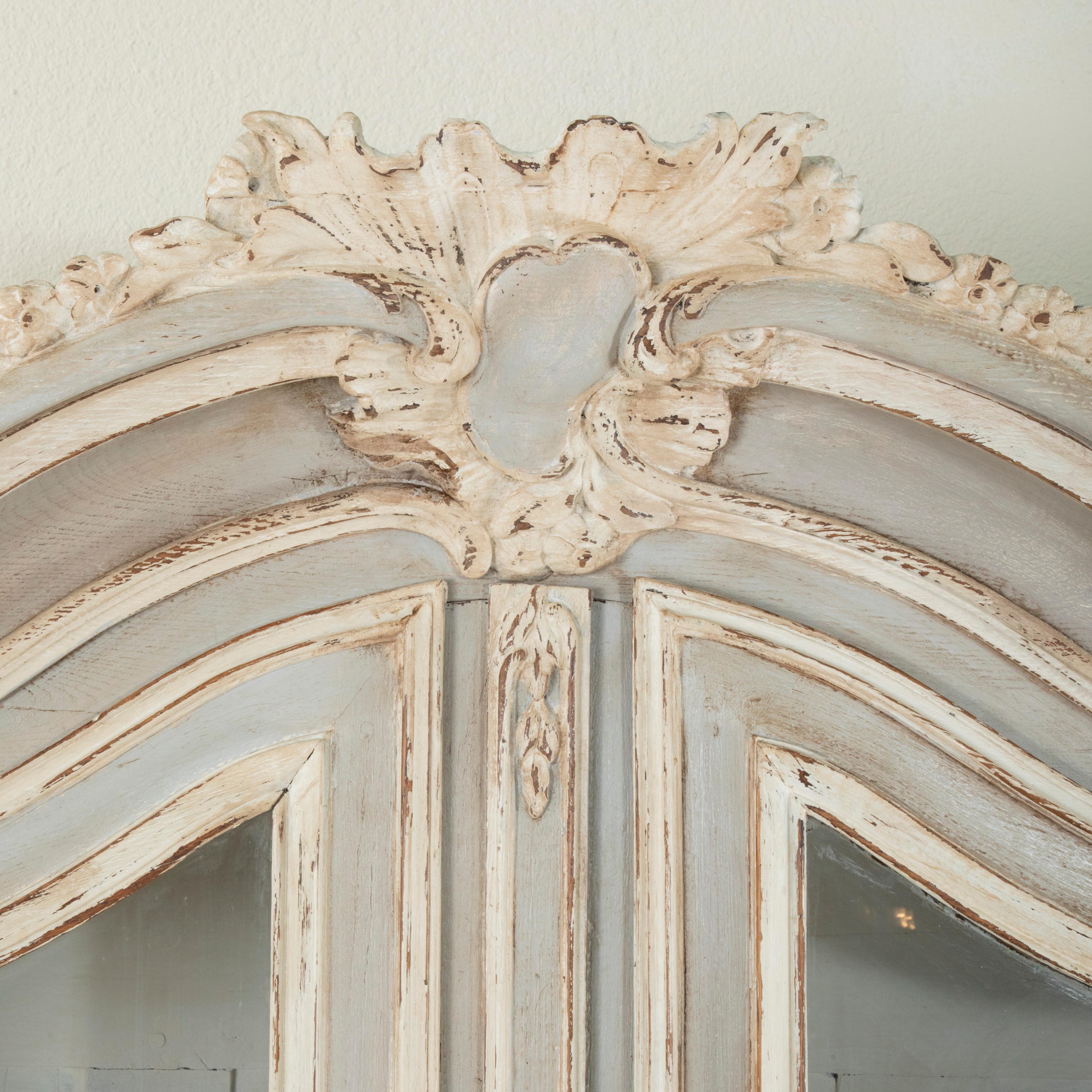 Buffet de château français du 18ème siècle, sculpté et peint à la main, Deux Corps 106 po. (H) en vente 7
