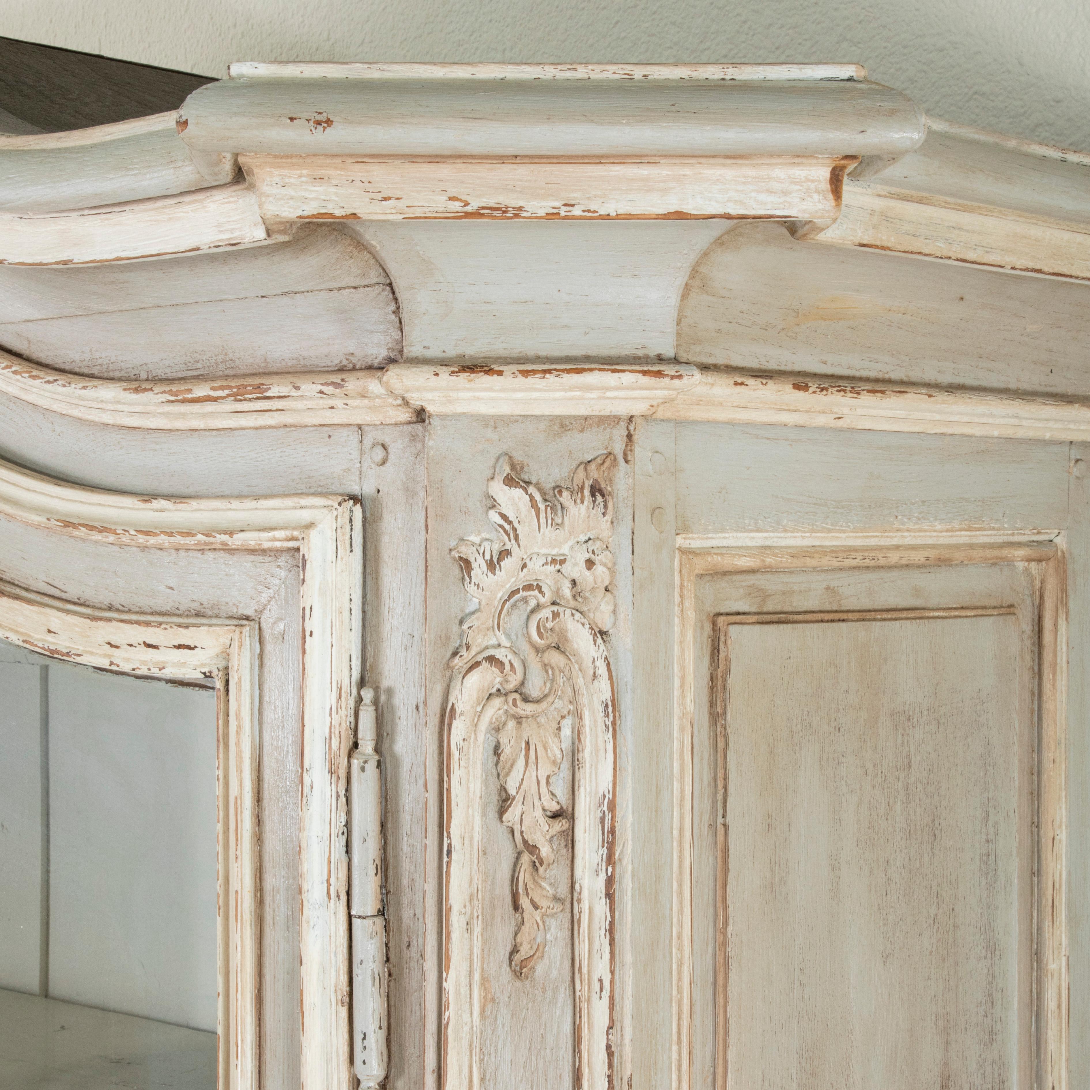 Buffet de château français du 18ème siècle, sculpté et peint à la main, Deux Corps 106 po. (H) en vente 8