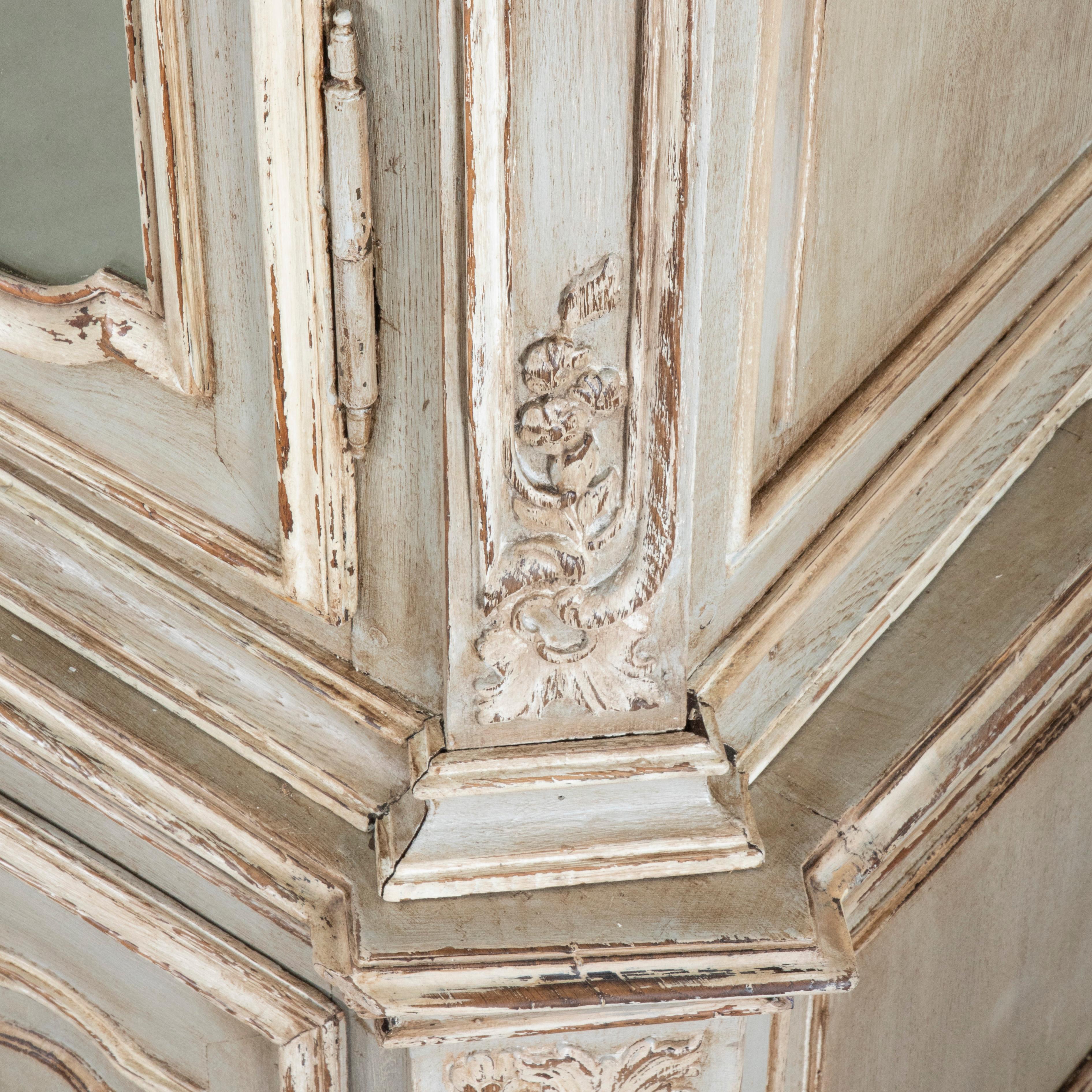 Buffet de château français du 18ème siècle, sculpté et peint à la main, Deux Corps 106 po. (H) en vente 9