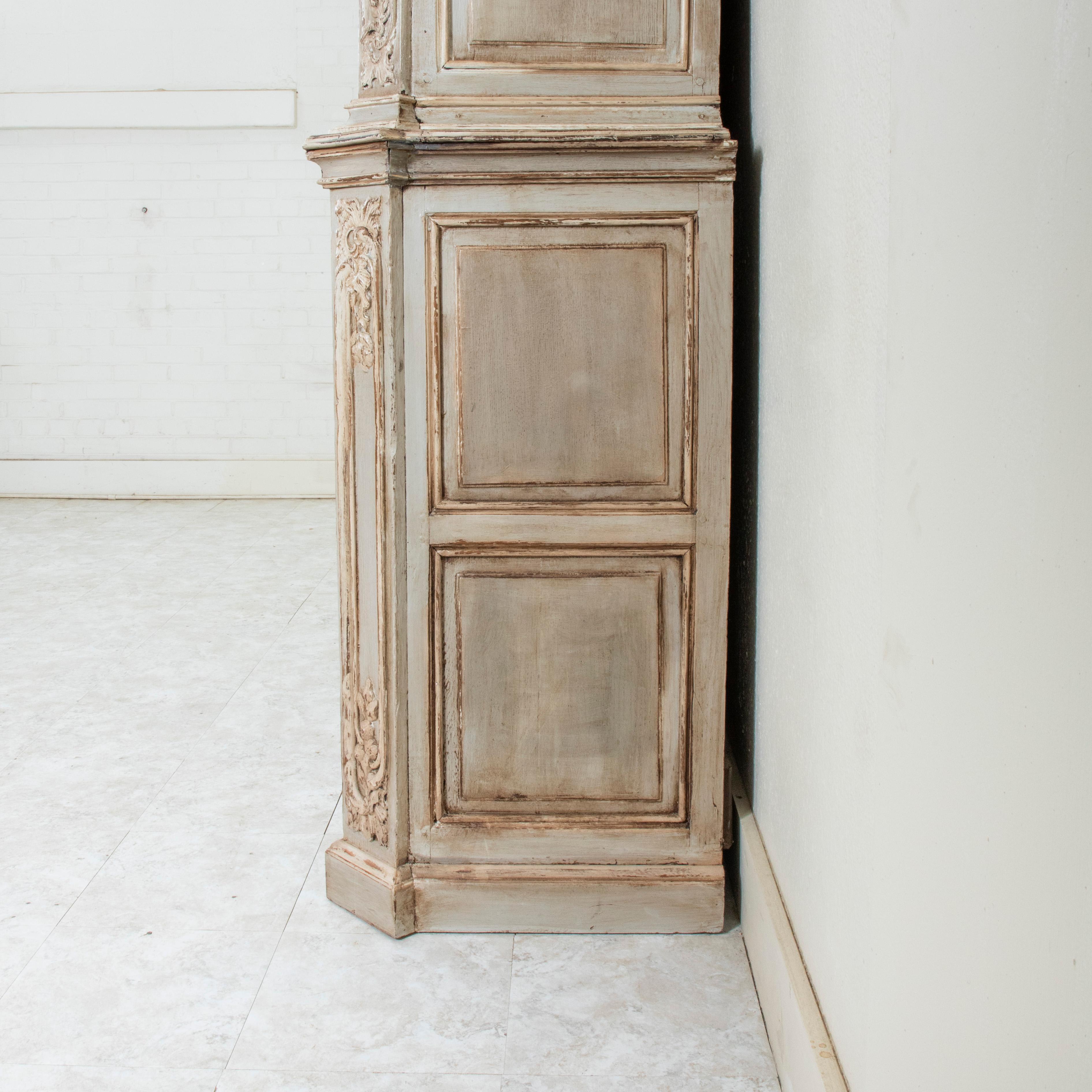 Regency Buffet de château français du 18ème siècle, sculpté et peint à la main, Deux Corps 106 po. (H) en vente