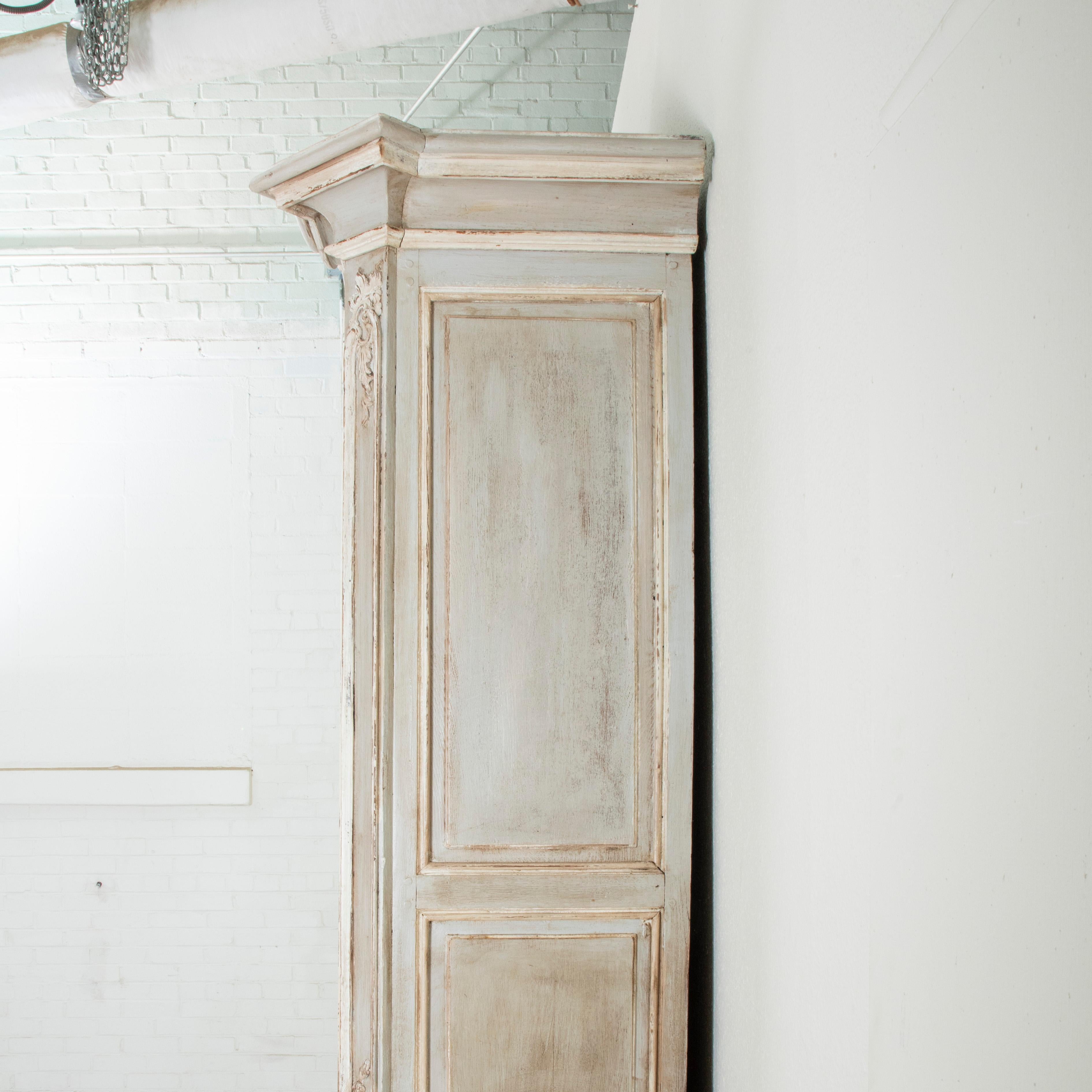 Français Buffet de château français du 18ème siècle, sculpté et peint à la main, Deux Corps 106 po. (H) en vente