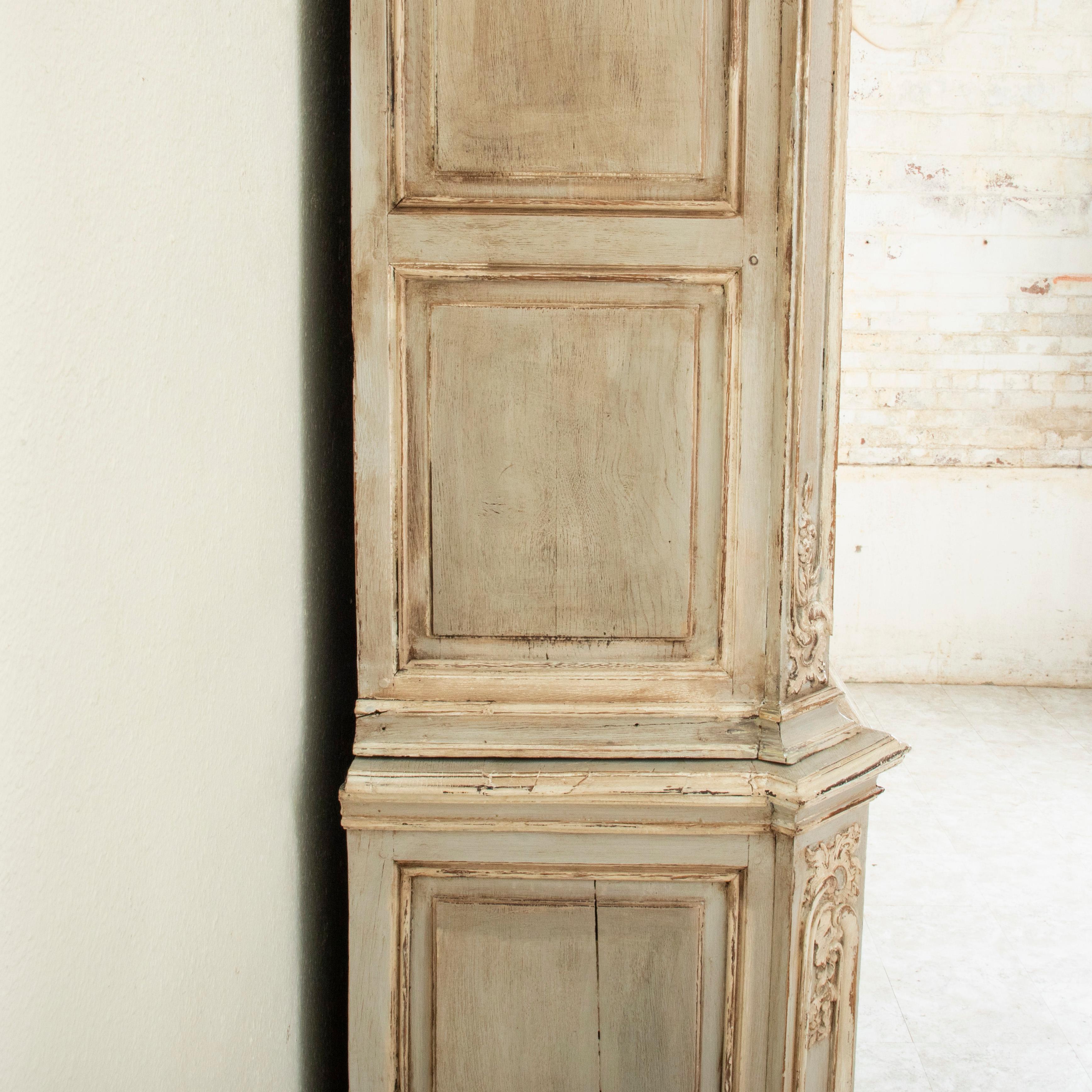 Peint Buffet de château français du 18ème siècle, sculpté et peint à la main, Deux Corps 106 po. (H) en vente