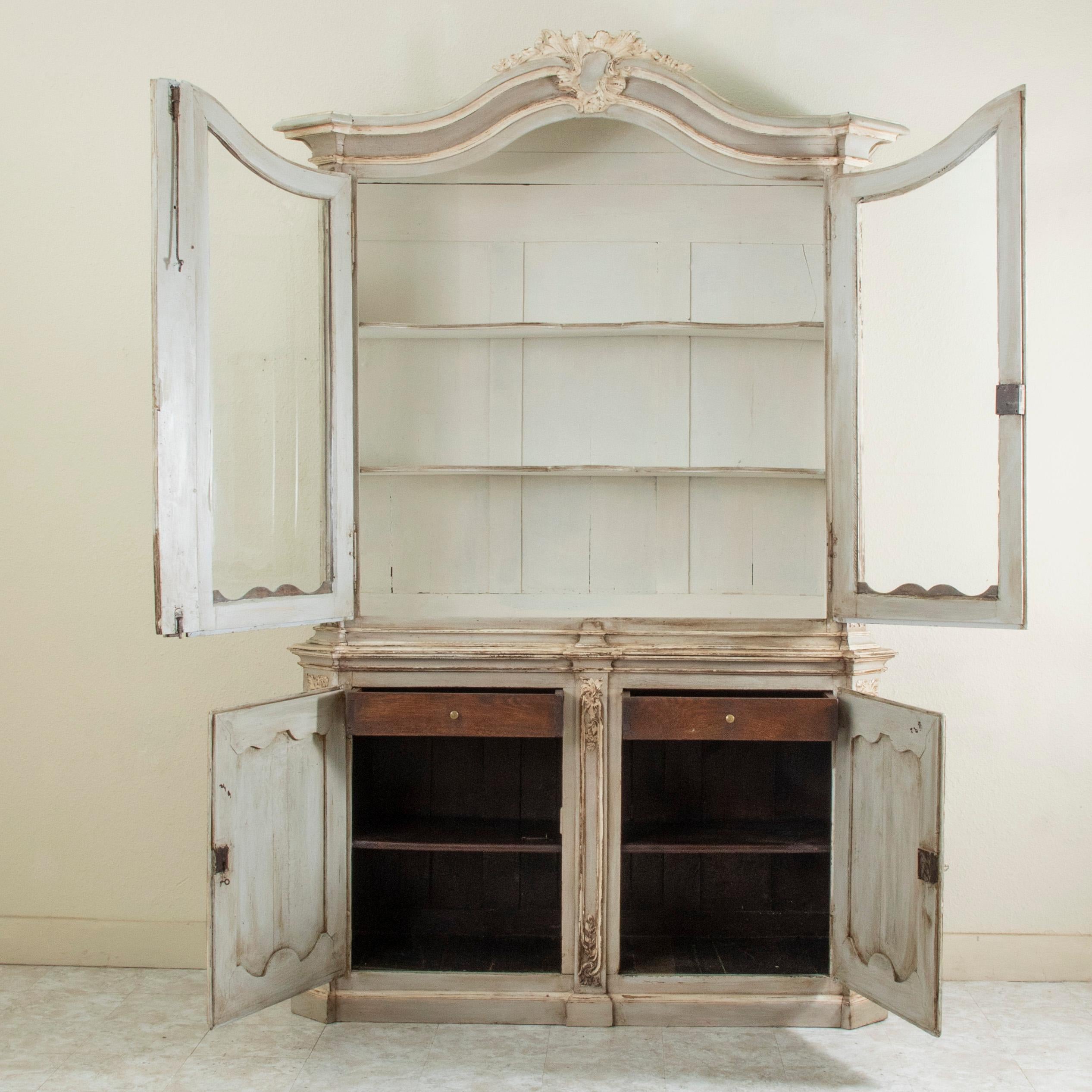 XVIIIe siècle Buffet de château français du 18ème siècle, sculpté et peint à la main, Deux Corps 106 po. (H) en vente