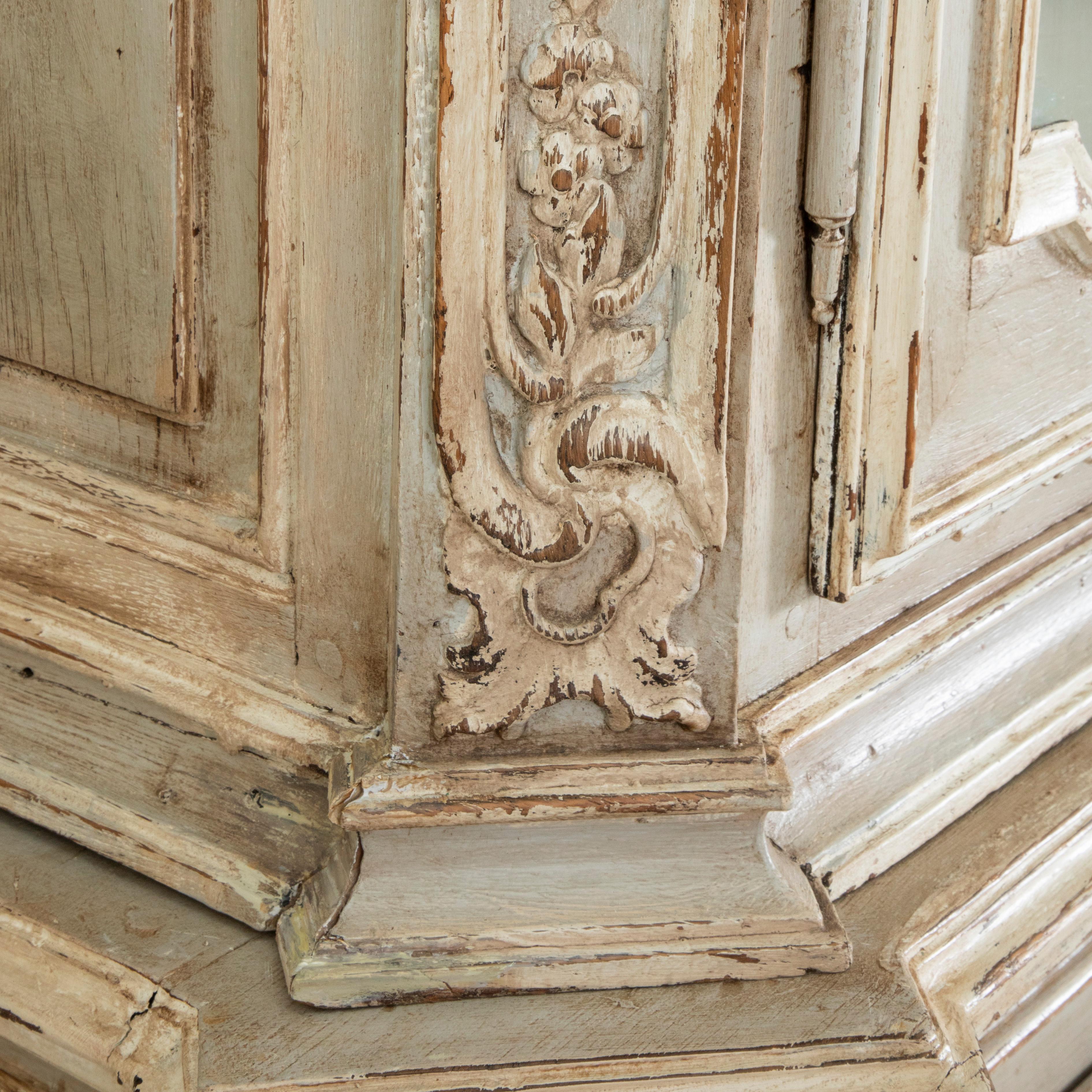 Verre Buffet de château français du 18ème siècle, sculpté et peint à la main, Deux Corps 106 po. (H) en vente