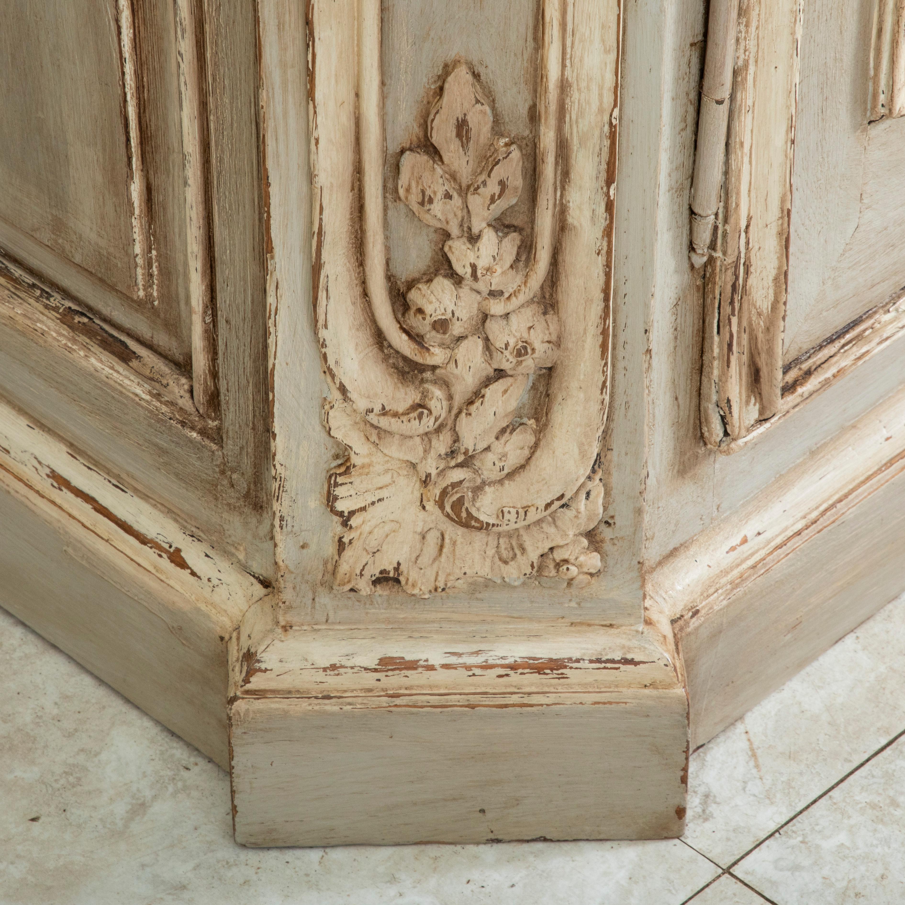 Buffet de château français du 18ème siècle, sculpté et peint à la main, Deux Corps 106 po. (H) en vente 1