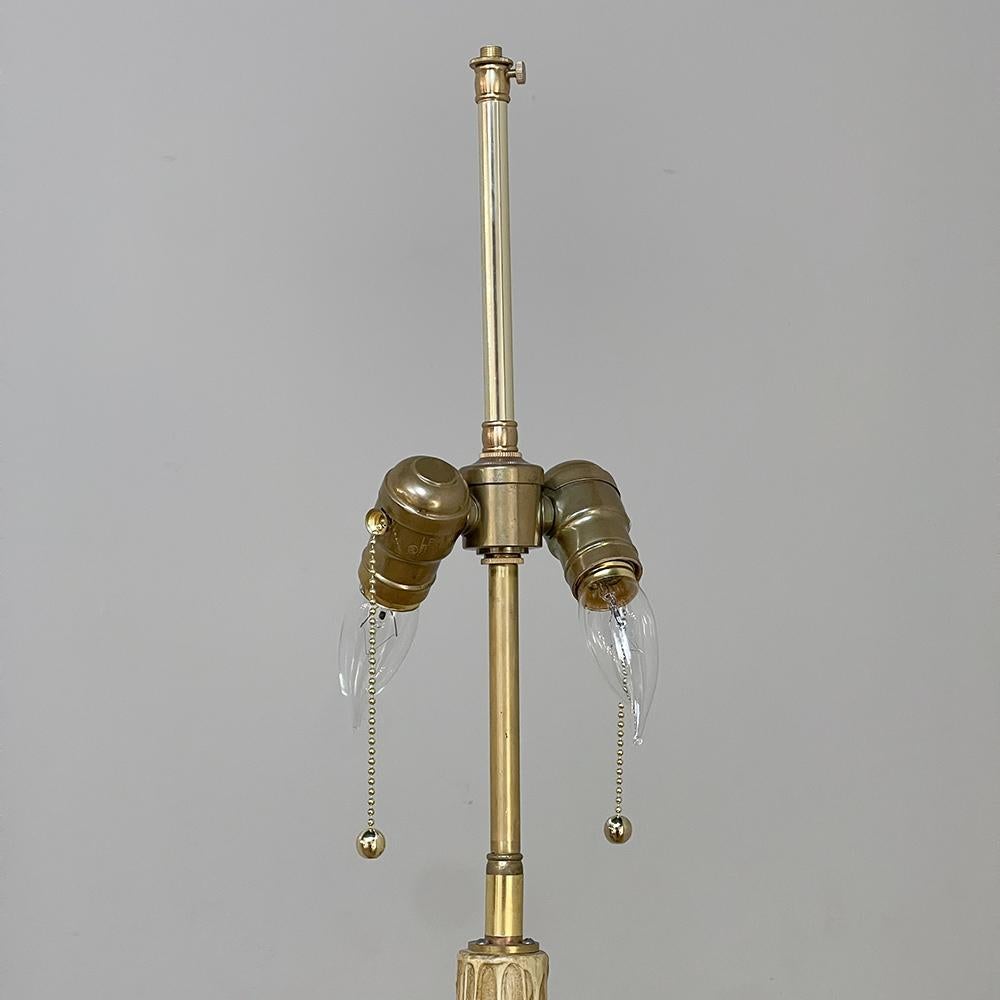 Handgeschnitzte und bemalte italienische Kerzenständer-Stehlampe „Converted“ aus dem 18. Jahrhundert (Italienisch) im Angebot