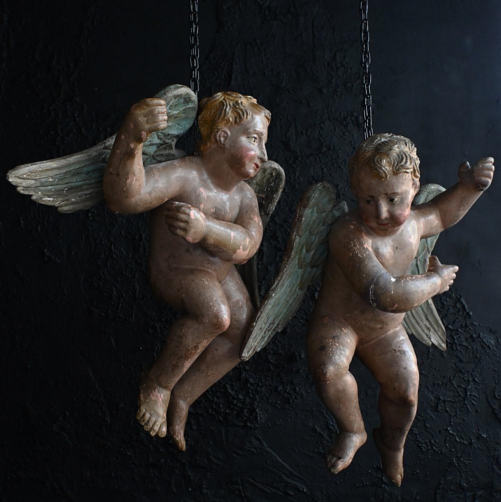Sculpté à la main 18th Century Hand Carved Pair of Angels en vente