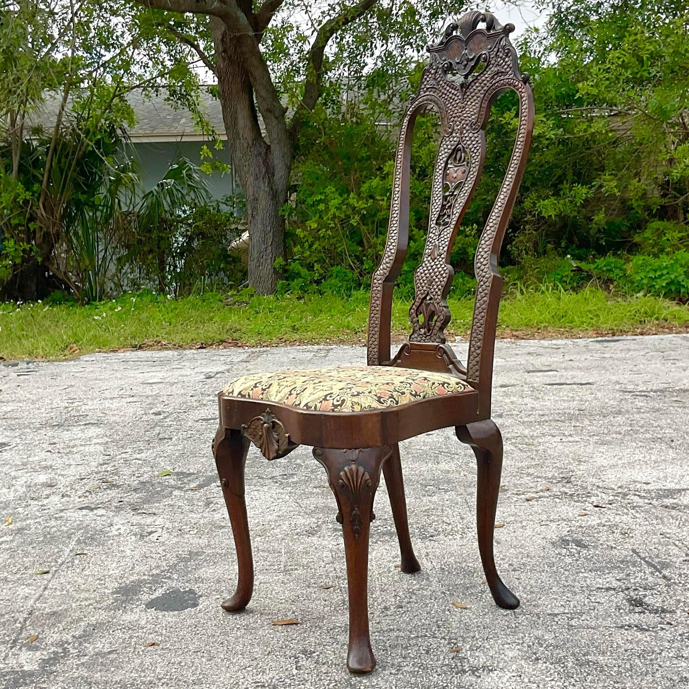 Chaise sculpturale à écailles du 18e siècle, sculptée à la main Bon état - En vente à west palm beach, FL