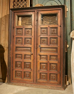 Handgeschnitzte Holztür aus dem 18. Jahrhundert mit ihrer ursprünglichen polychromen Originalfarbe