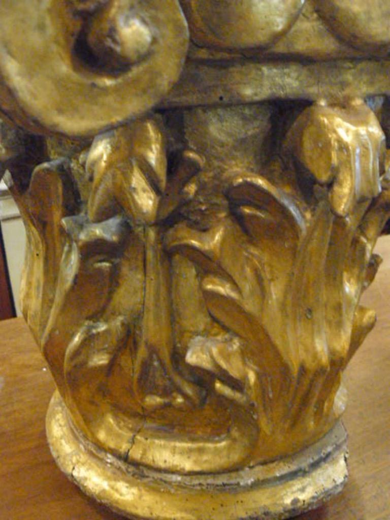 18th Century Hand Carved Wood and Gold Leaf Capital from Spain In Fair Condition In Vulpellac, Girona