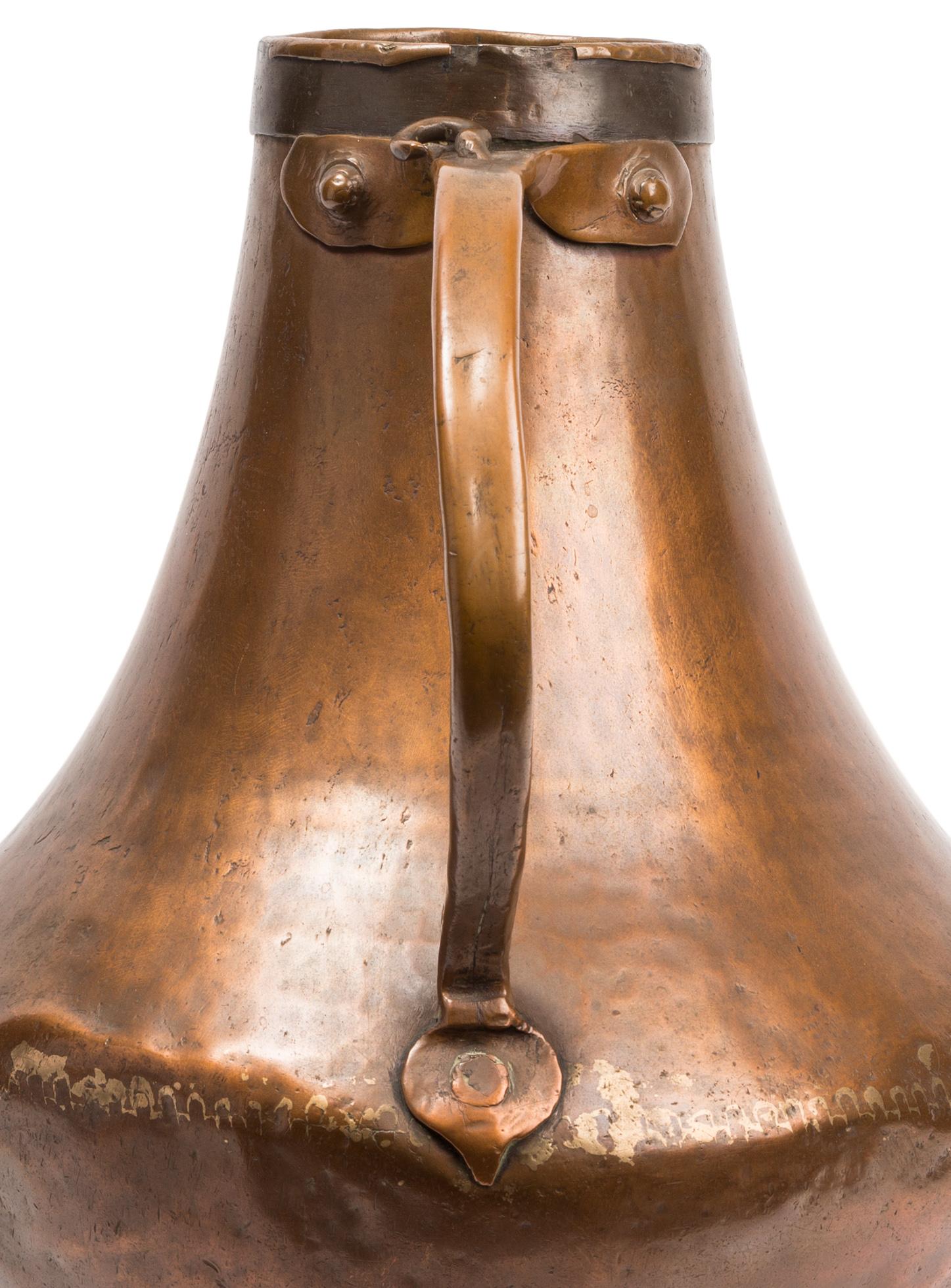Espagnol Cruche / pichet / récipient en cuivre espagnol du 18e siècle, fait à la main, avec anse en vente