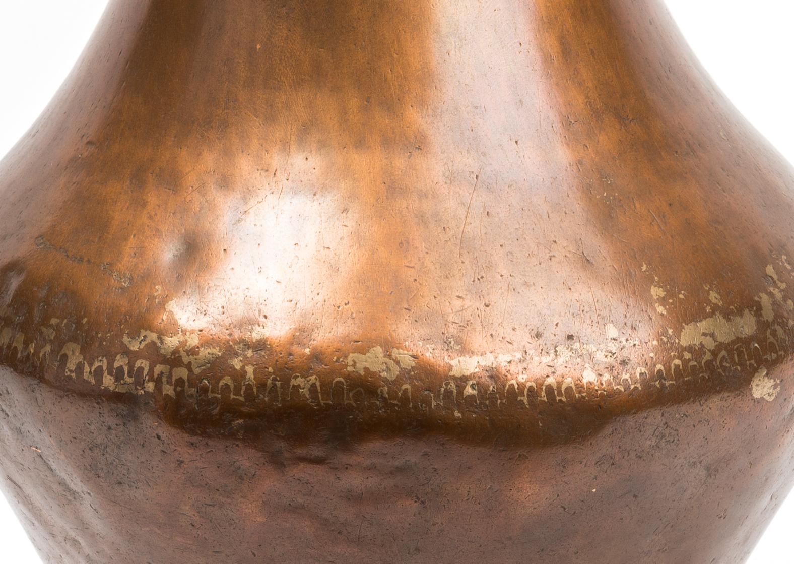 Martelé Cruche / pichet / récipient en cuivre espagnol du 18e siècle, fait à la main, avec anse en vente