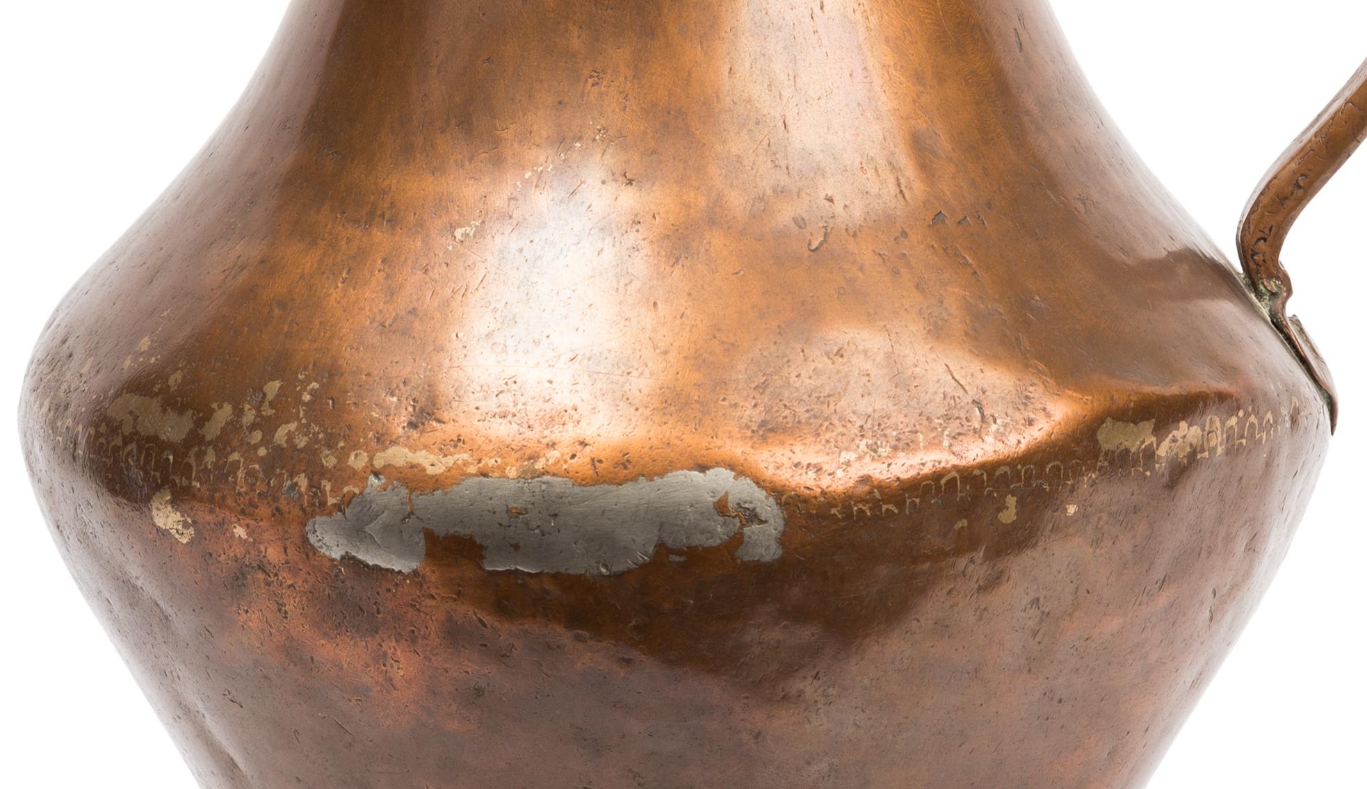 Cruche / pichet / récipient en cuivre espagnol du 18e siècle, fait à la main, avec anse Bon état - En vente à Madrid, ES
