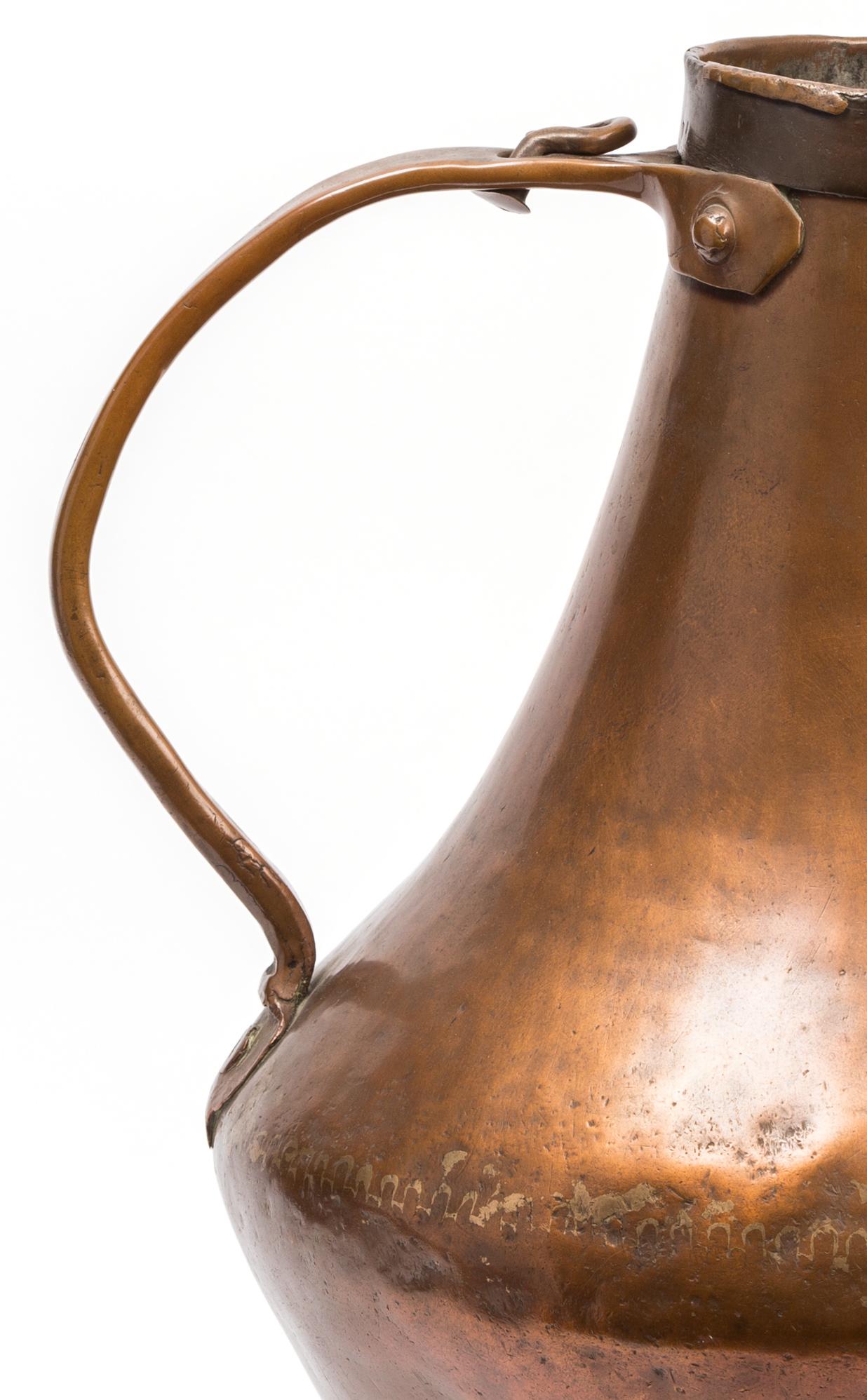 XVIIIe siècle et antérieur Cruche / pichet / récipient en cuivre espagnol du 18e siècle, fait à la main, avec anse en vente