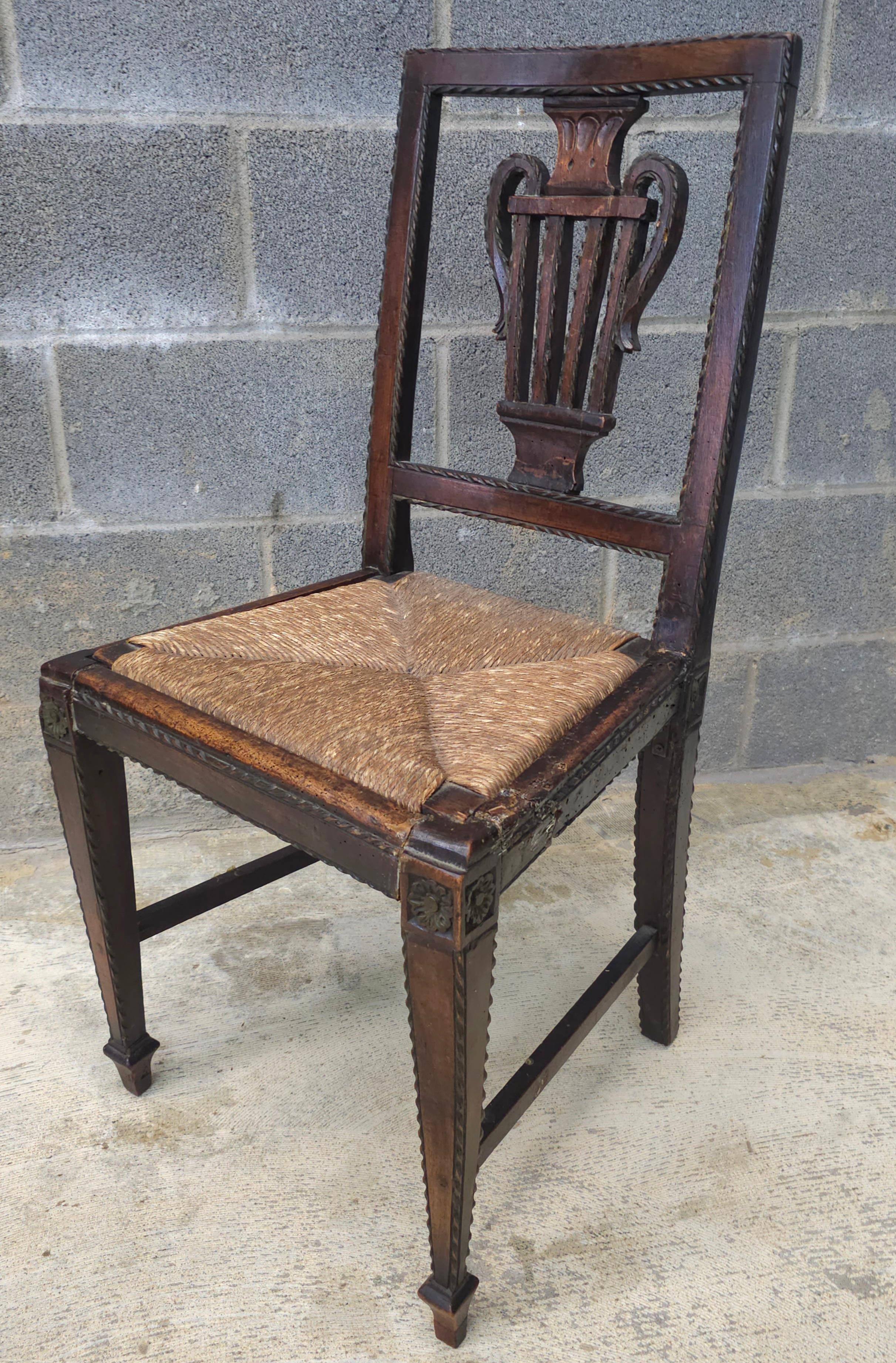 Chaise d'appoint du XVIIIe siècle en noyer et en jonc, sculptée à la main. Un joyau pour les collectionneurs.
Mesure 16,5
