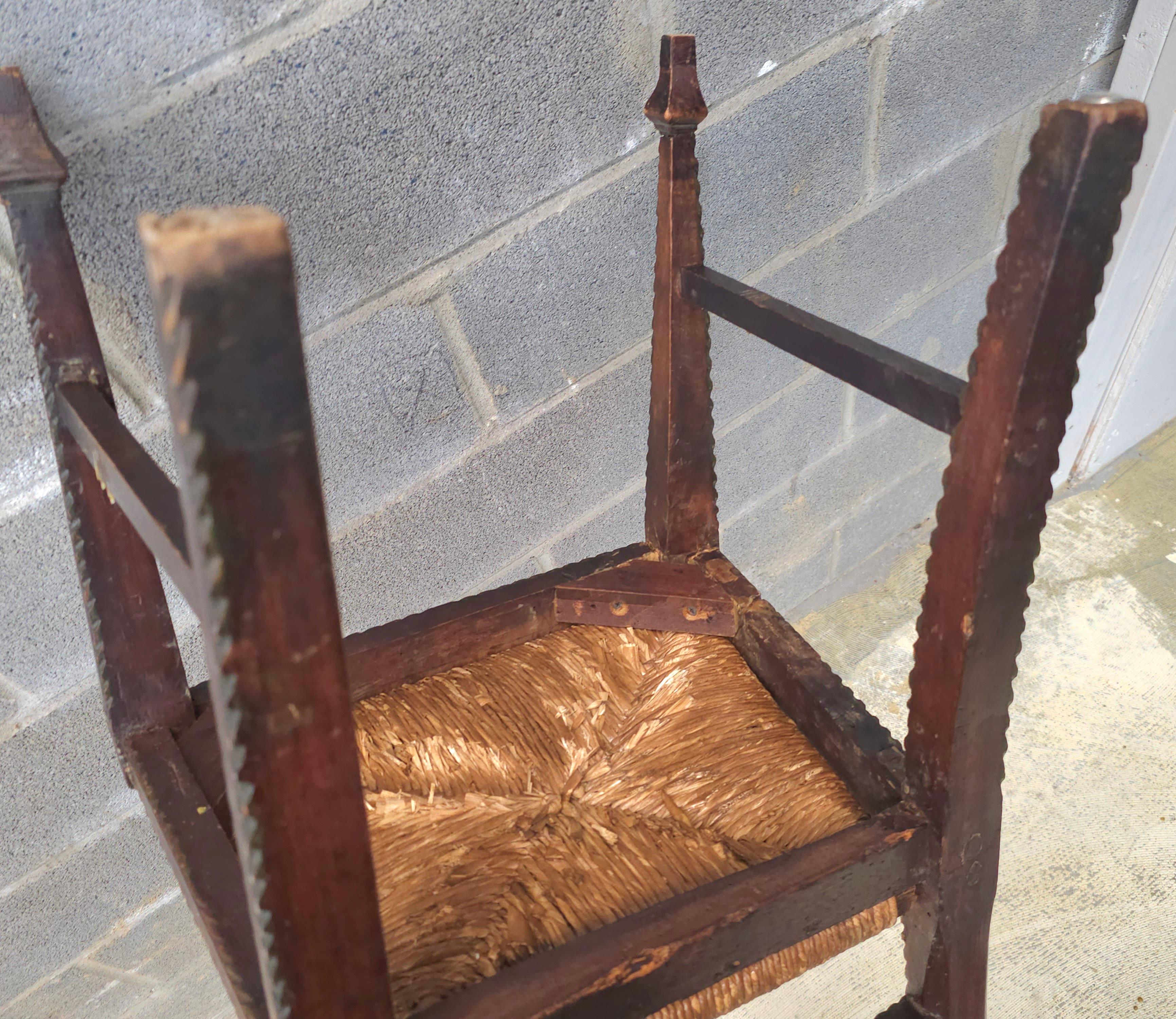 Sculpté à la main Chaise d'appoint en wanut et jonc du 18e siècle, fabriquée à la main en vente