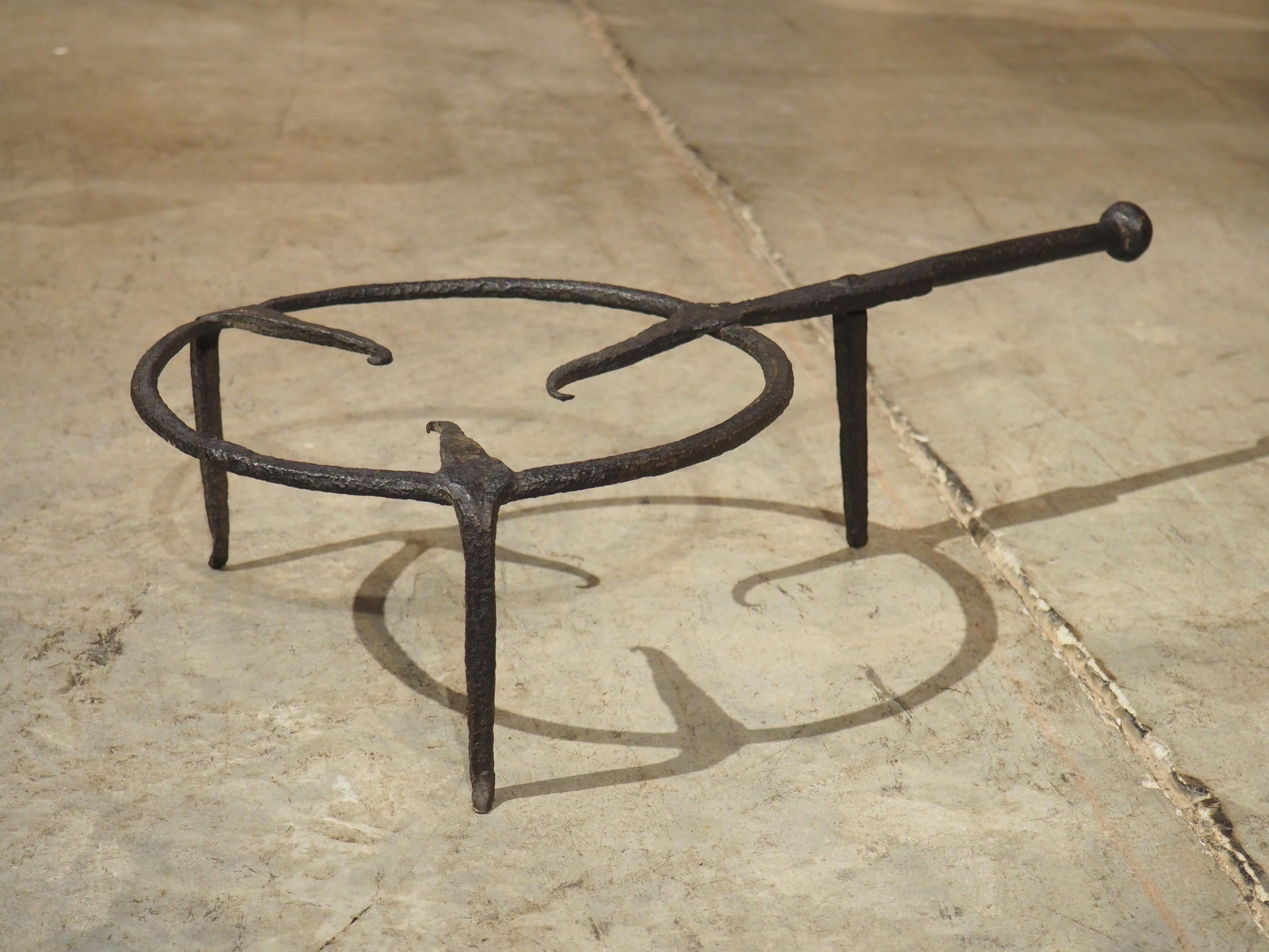 Trivet de cuisine du 18ème siècle en fer forgé à la main en vente 3