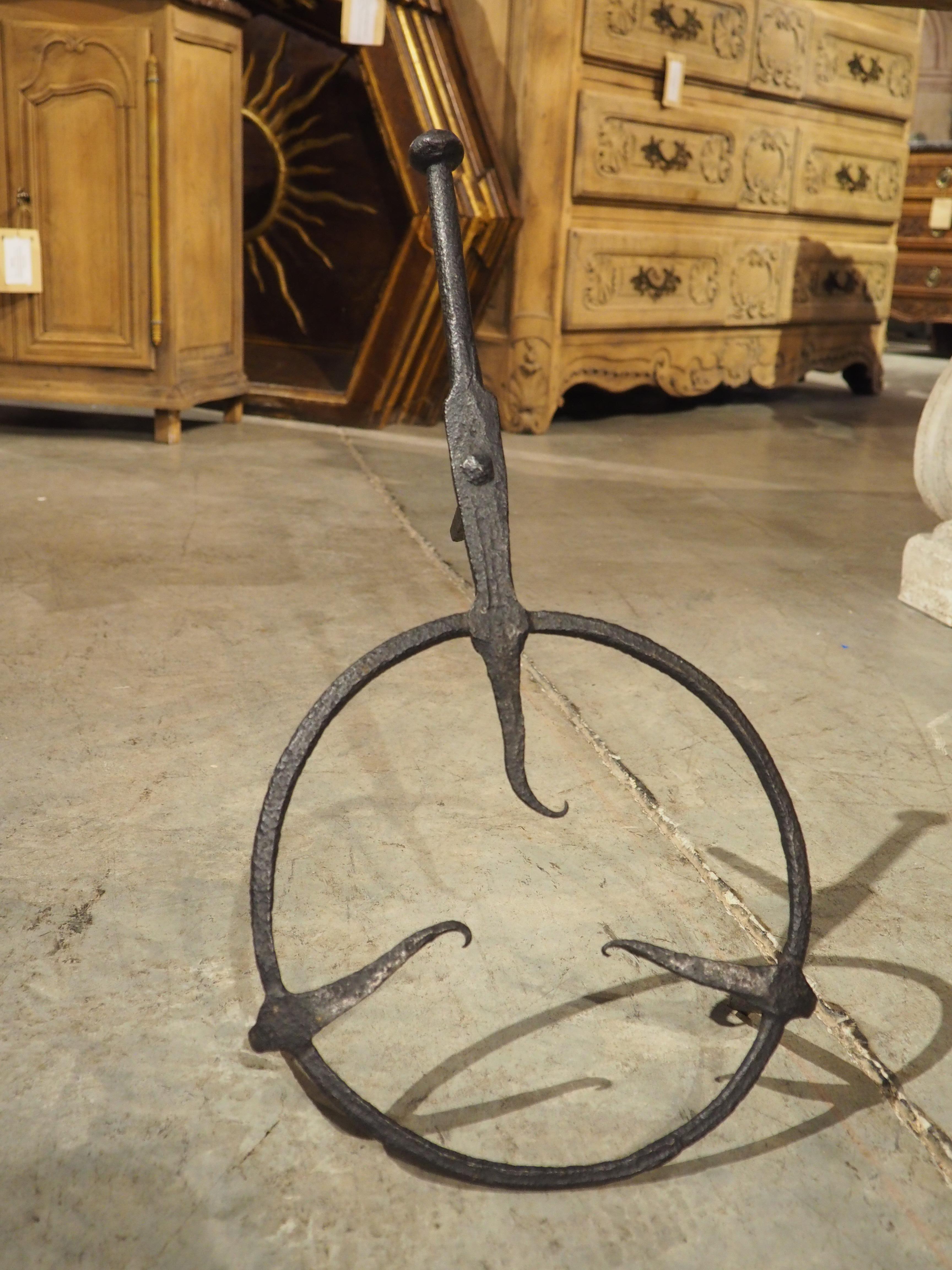 Forgé à la main dans les années 1700, ce dessous-de-plat en fer est parfois appelé 