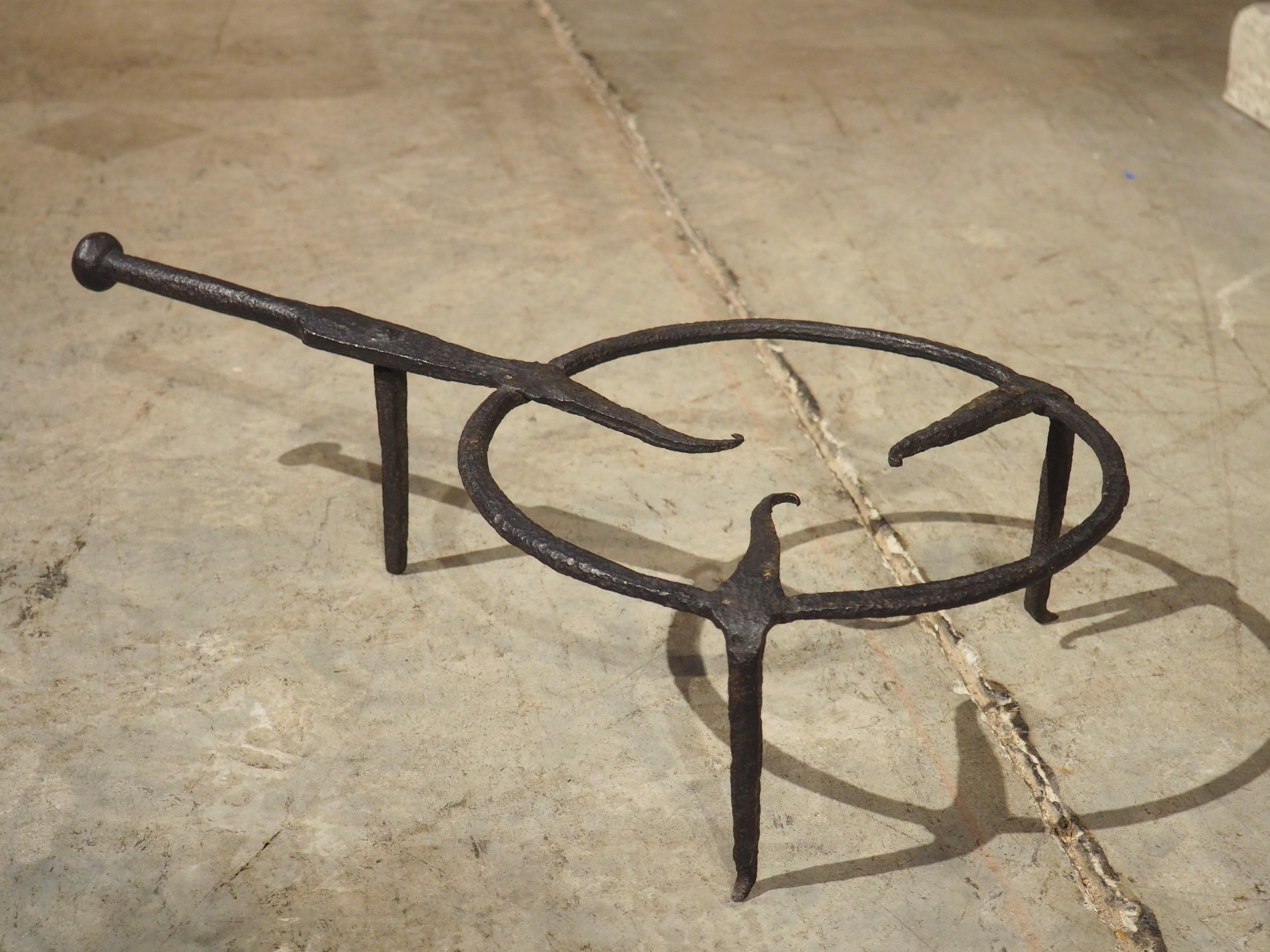 Trivet de cuisine du 18ème siècle en fer forgé à la main en vente 1