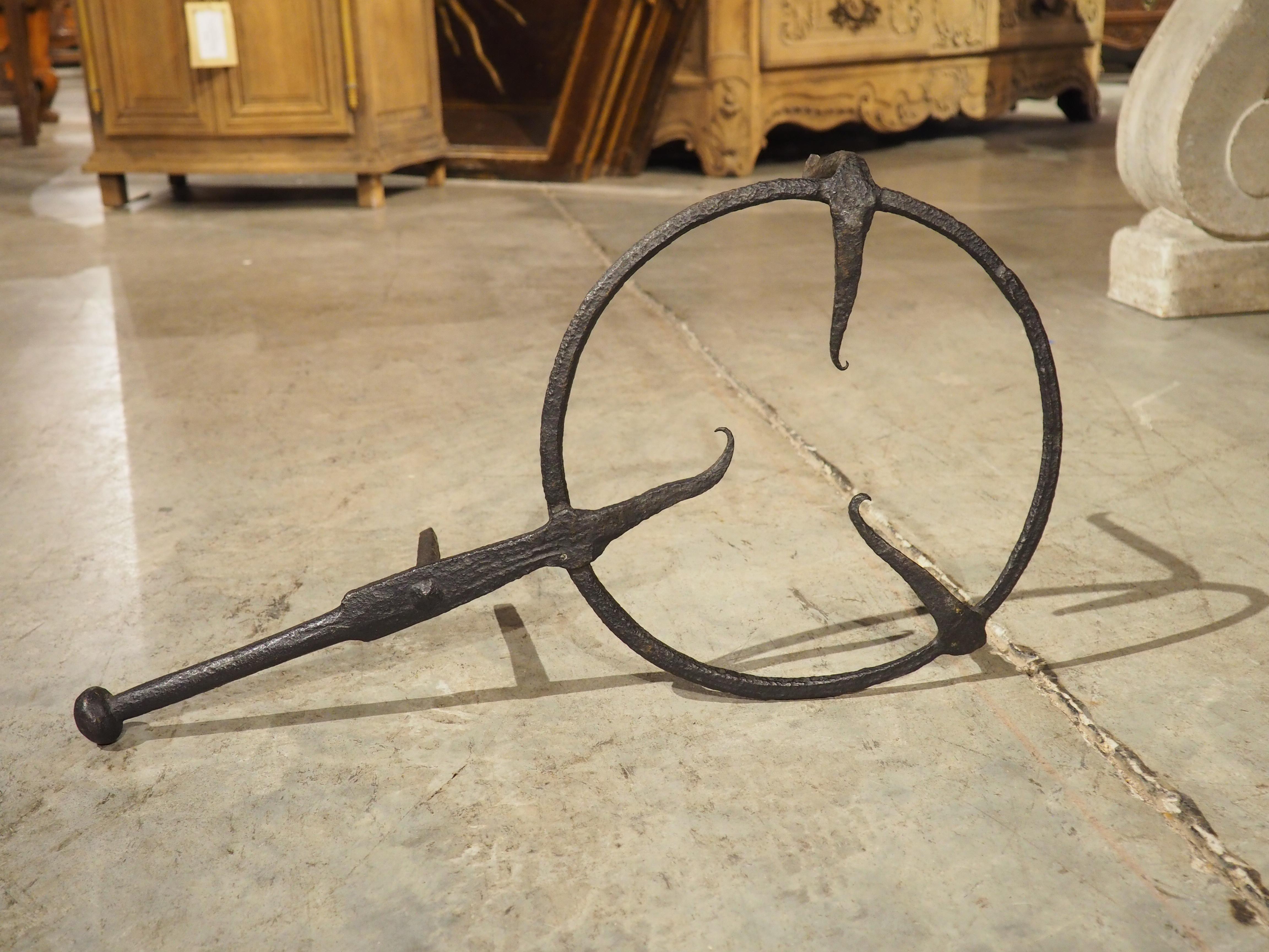 Trivet de cuisine du 18ème siècle en fer forgé à la main en vente 2