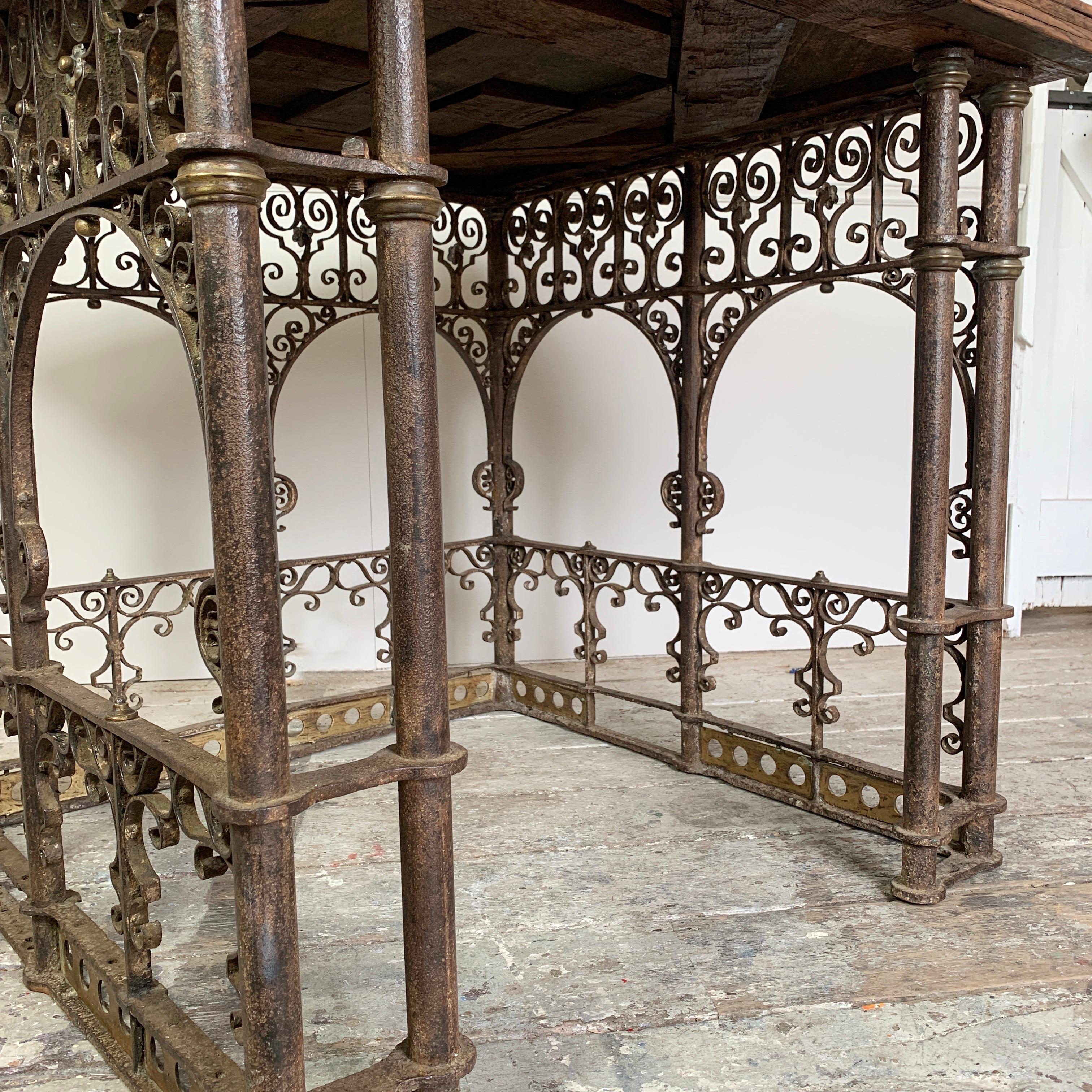 Table de chaire d'église en fer forgé du 18e siècle en vente 2