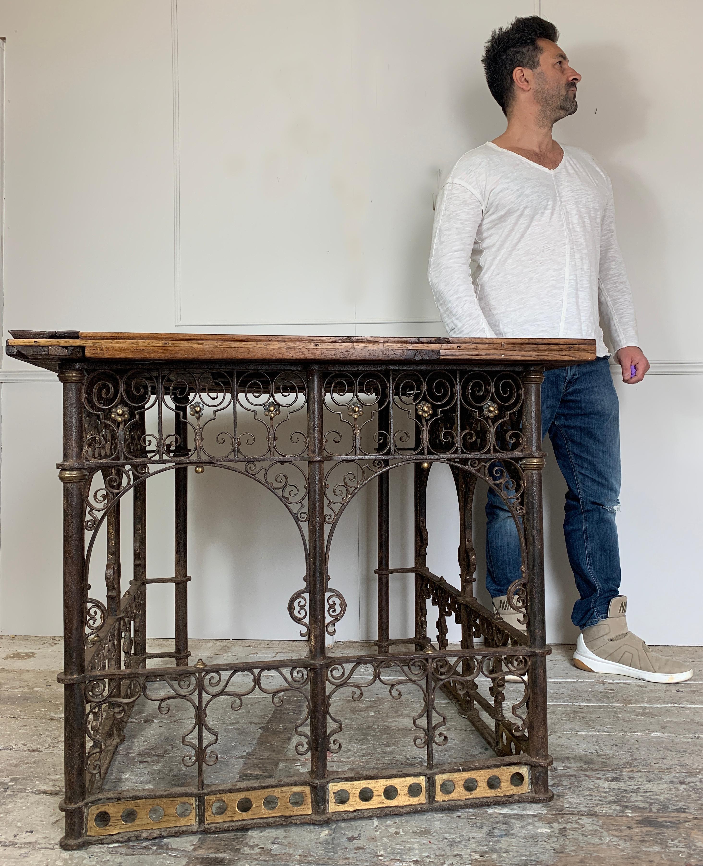 Table de chaire d'église en fer forgé du 18e siècle en vente 5