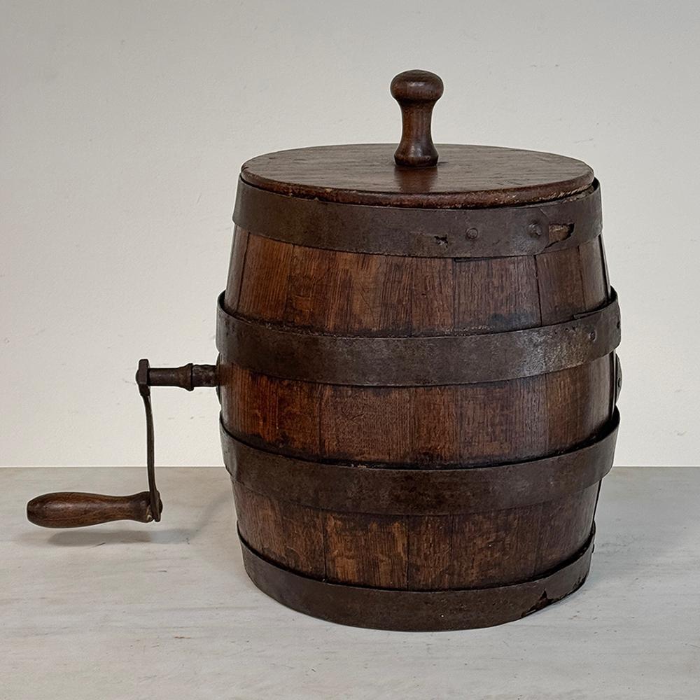 La baratte à beurre en douves de chêne du XVIIIe siècle a été fabriquée avec amour par le tonnelier de la ville, de la même manière qu'il produisait des tonneaux pour la conservation des aliments et du vin.  Les douelles en chêne étaient étuvées et