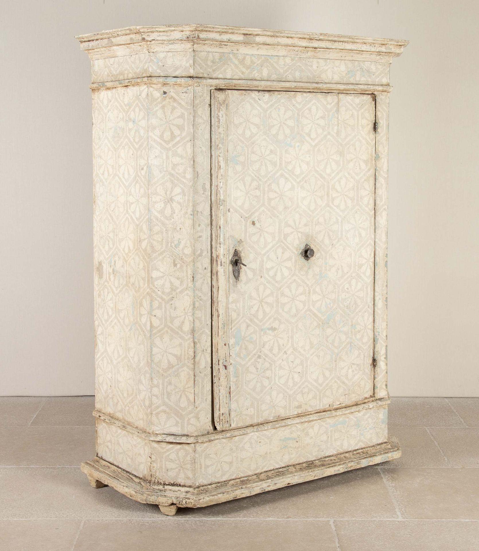 Armoire alsaziano della fine del XVIII secolo con grande anta singola. 
L'armadio è costruito in legno di pino e presenta un interno attrezzato con ripiani e appendiabiti, accessori in ferro originali. Con una finitura geometrica dipinta a mano più
