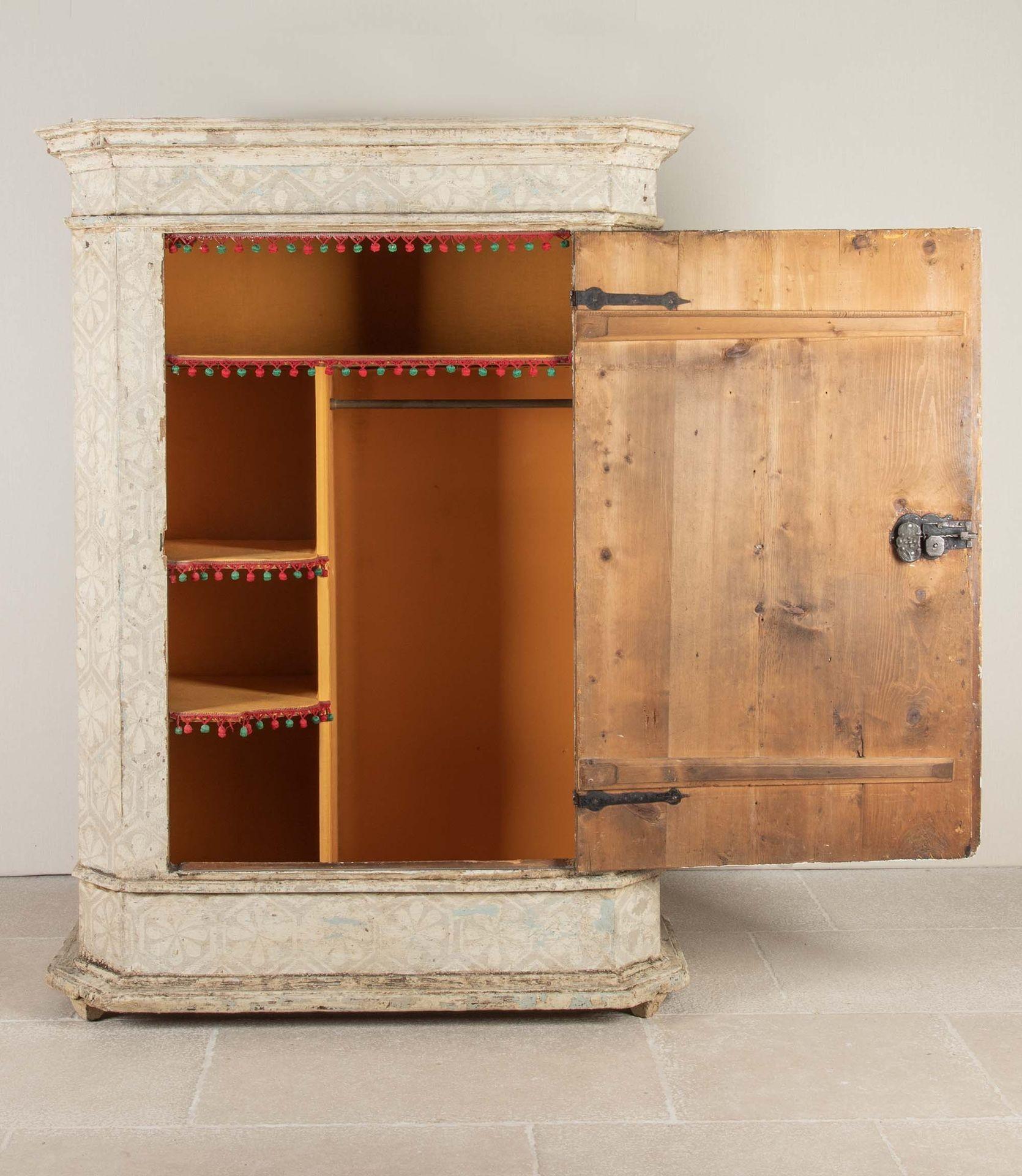 Francese Armoire d'Alsazia dipinto a mano del XVIII secolo in vendita