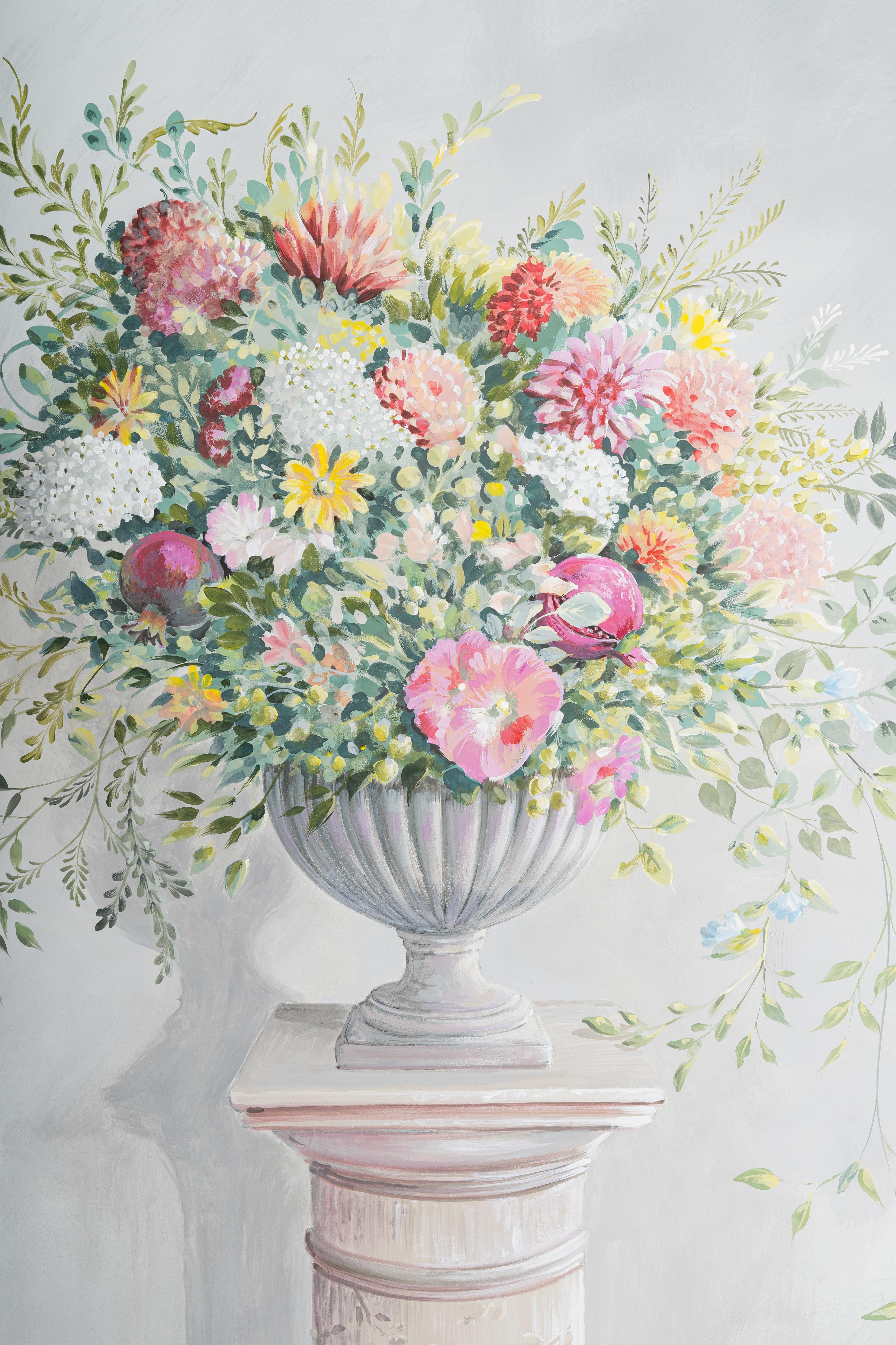 De nuestra Colección de Muebles pintados a mano, nos complace presentarte nuestro Panel decorado a mano con un exuberante ramo de flores y granadas en un jarrón envejecido dulcemente curvado. 
Decidimos decorar las flores en una posición de aspecto