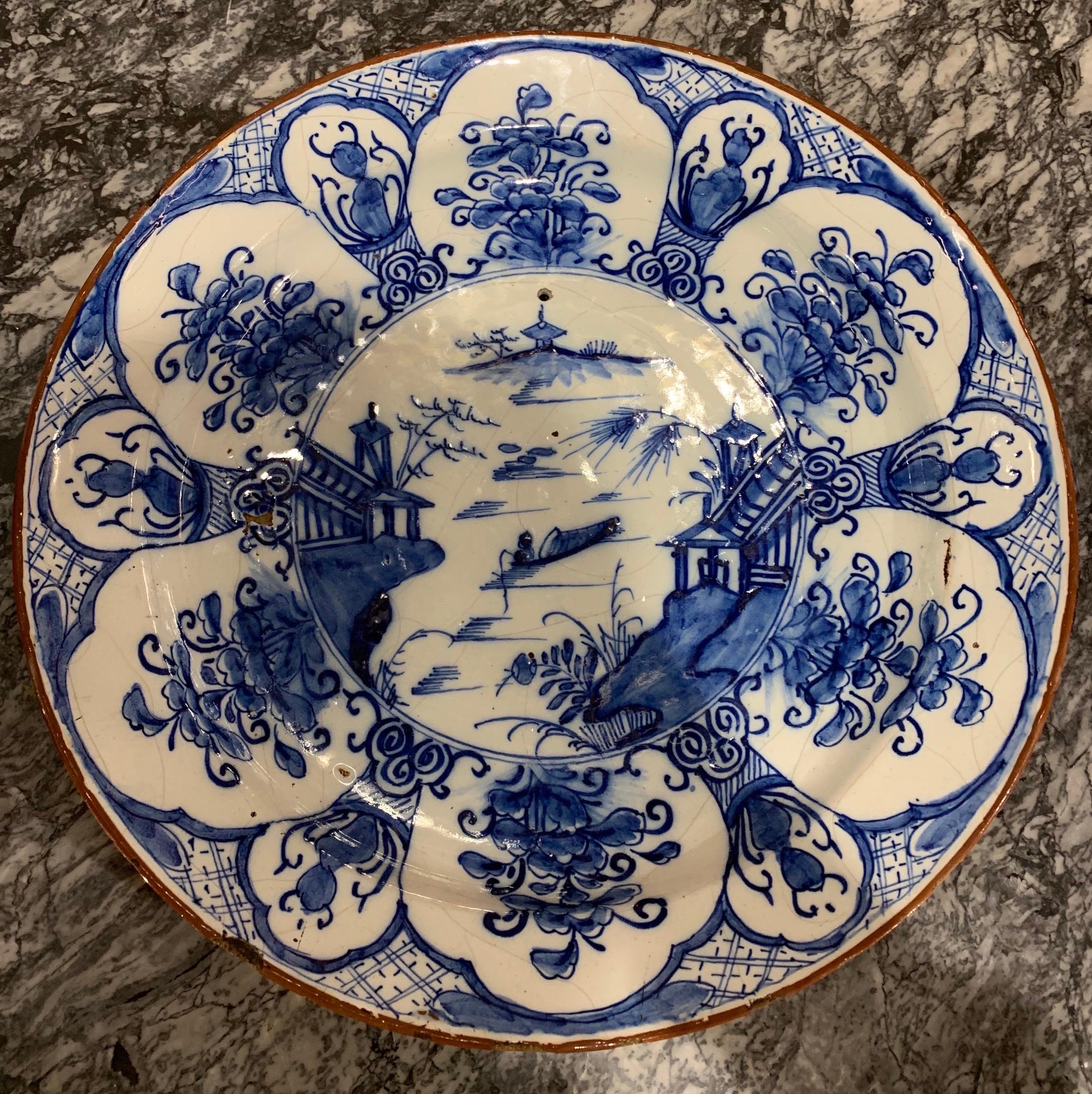 Gran fuente holandesa del siglo XVIII pintada a mano y decorada con delft chinoiserie. 13,25