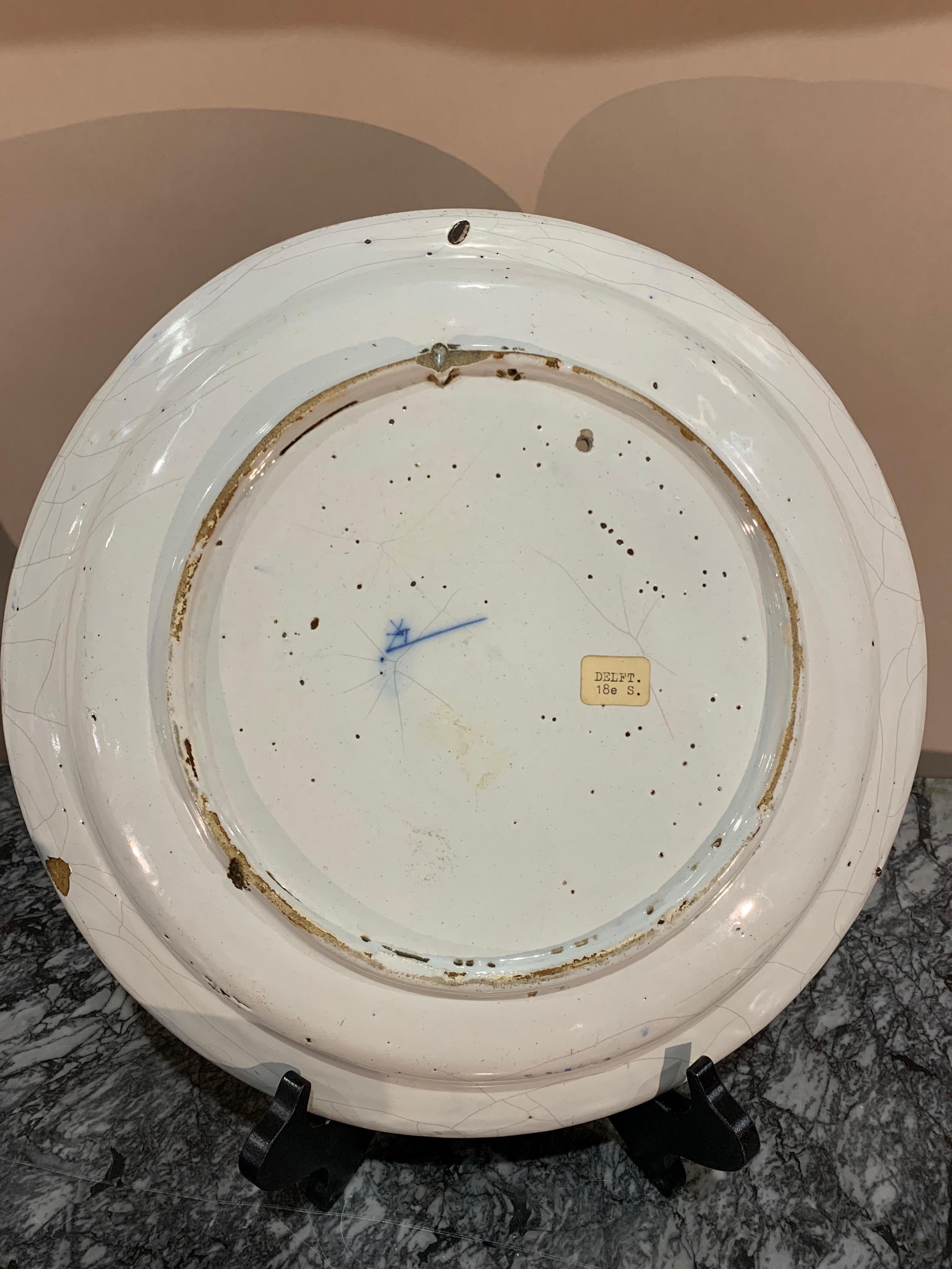 Plato de Delft holandés del siglo XVIII pintado a mano con motivos de Chinoiserie en venta 2