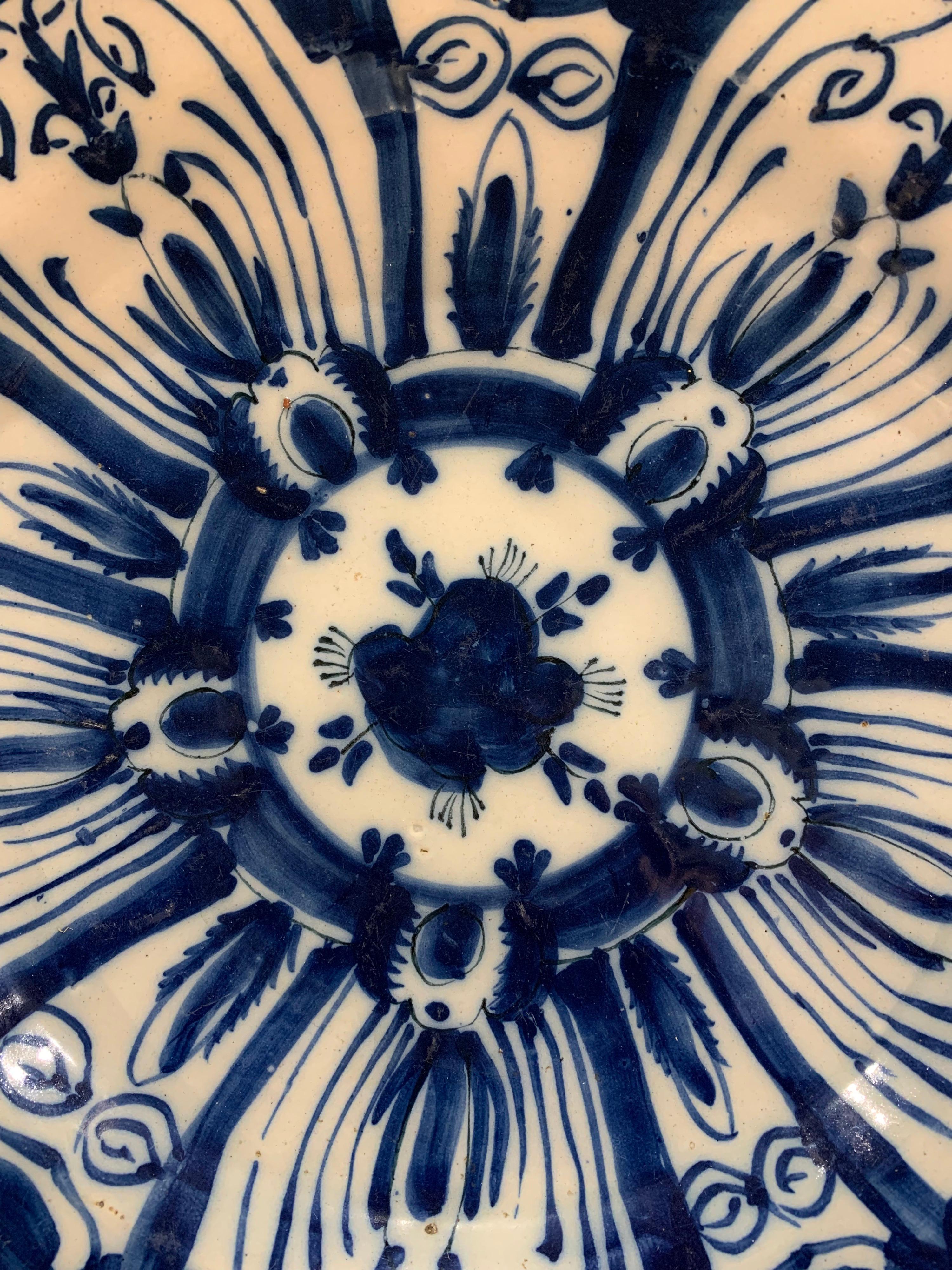 18th Century Hand Painted Dutch Delft Platter In Good Condition For Sale In Charleston, SC