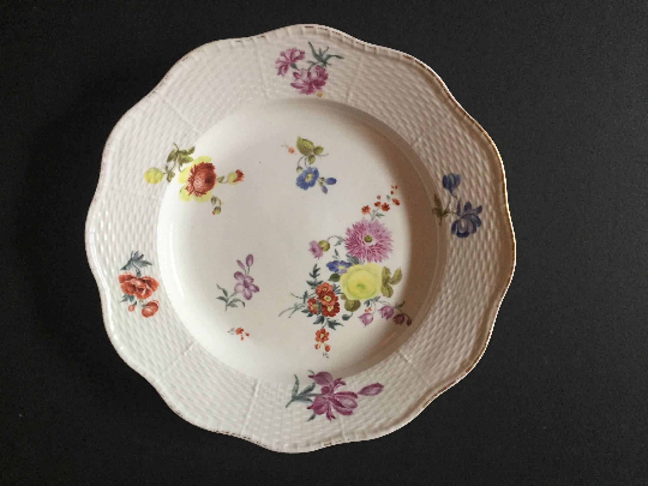 18th Century Hand Painted French Soft Paste Porcelain Dinner Plates, Set of 16 In Good Condition In Vero Beach, FL