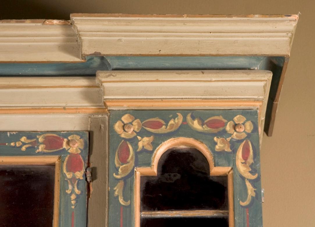 Armario italiano del siglo XVIII pintado a mano con cristal original Tallado a mano en venta