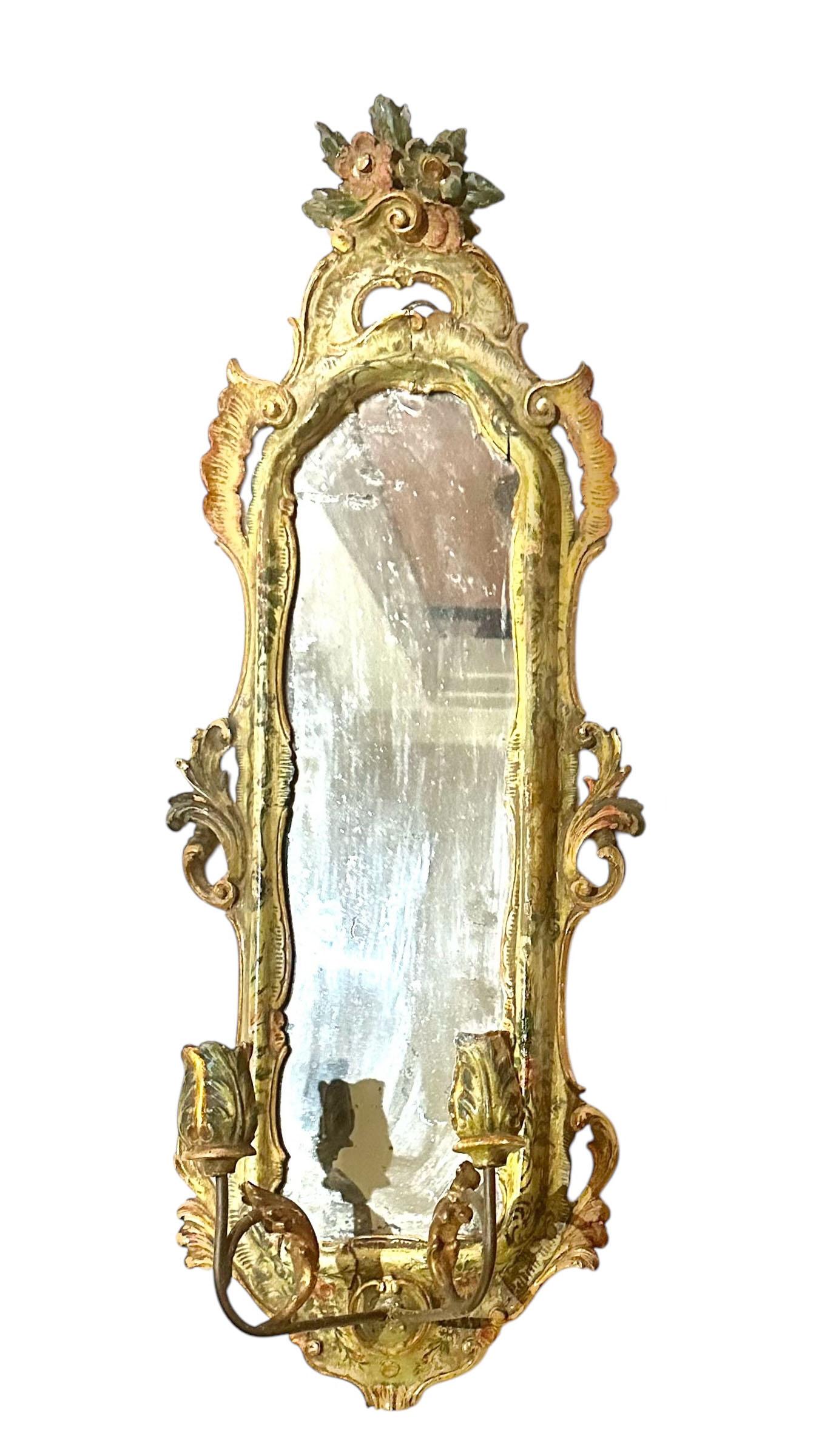 Excepcional pareja de apliques fenicios con espejo del siglo XVIII, de la década de 1790 o anterior. Cada candelabro presenta cristal de mercurio original y decoración floral pintada a mano sobre un rico fondo verde La forma es a la vez rara y
