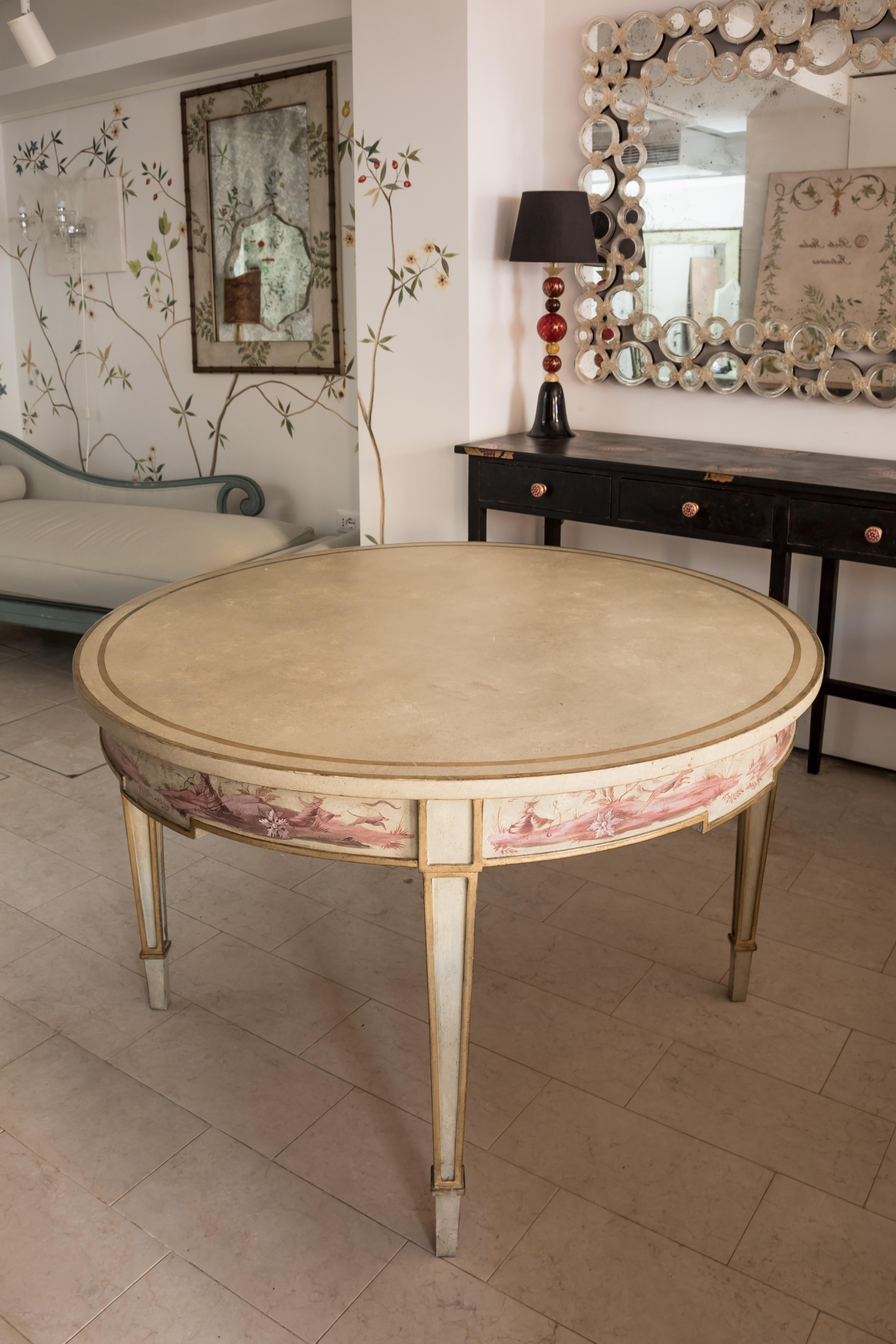 From our Hand-Painted Furniture Collection, we are pleased to introduce you to our Apple Green Manin Table.
A beautiful creation made with one of Venice most representative decor: a detailed chinoiserie, in Fuchsia tones, in contrast with the