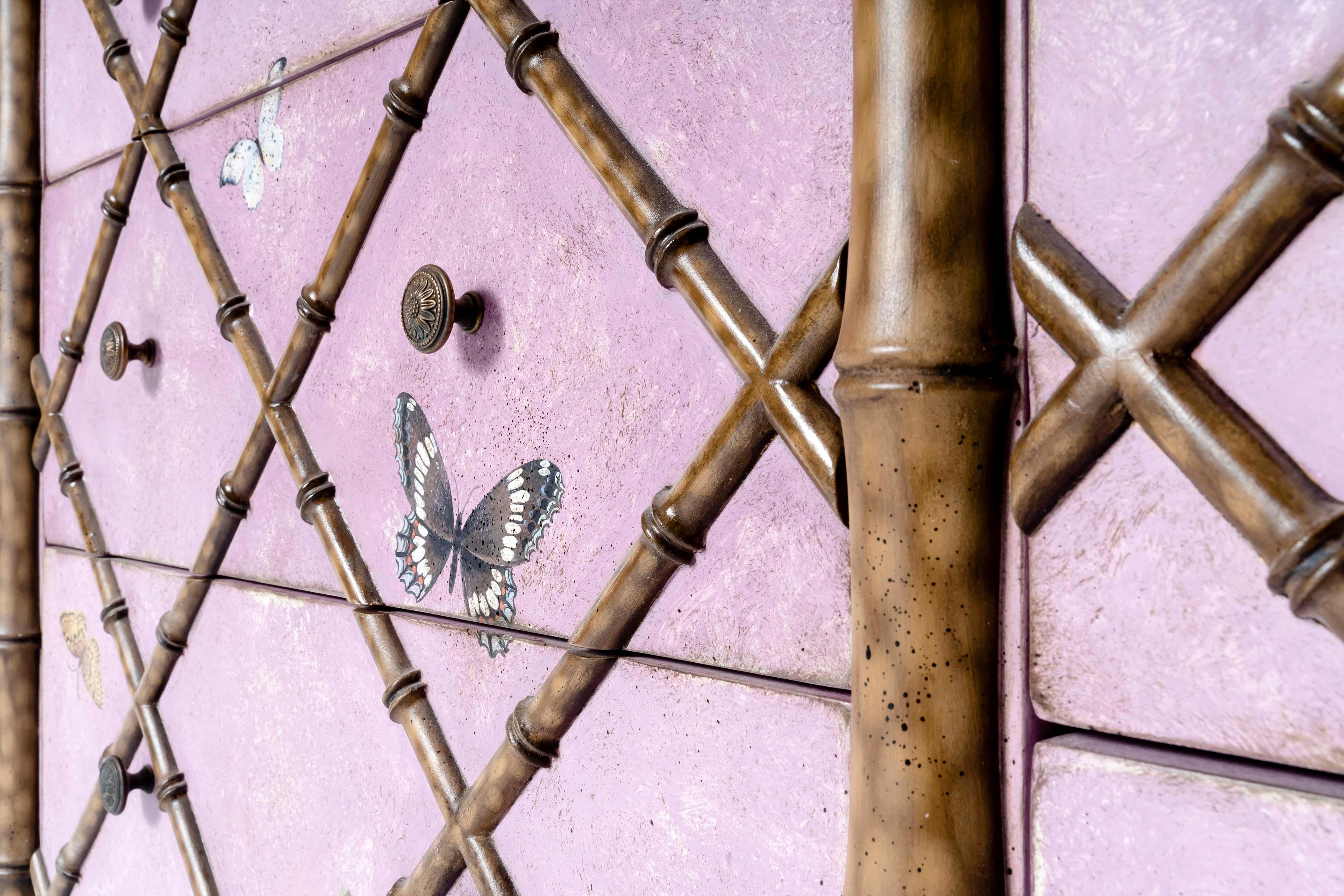 Handbemalte venezianische rosa Bambus-Fiesole-Truhe mit Schmetterlingen aus dem 18. Jahrhundert im Zustand „Neu“ im Angebot in Ronchi dei Legionari, IT