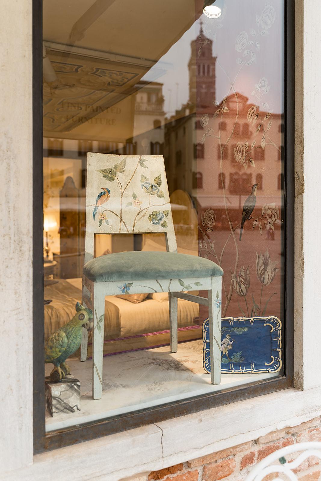 italien Chaise de salle à manger vénitienne du 18ème siècle peinte à la main en indigo azur avec feuillage en vente