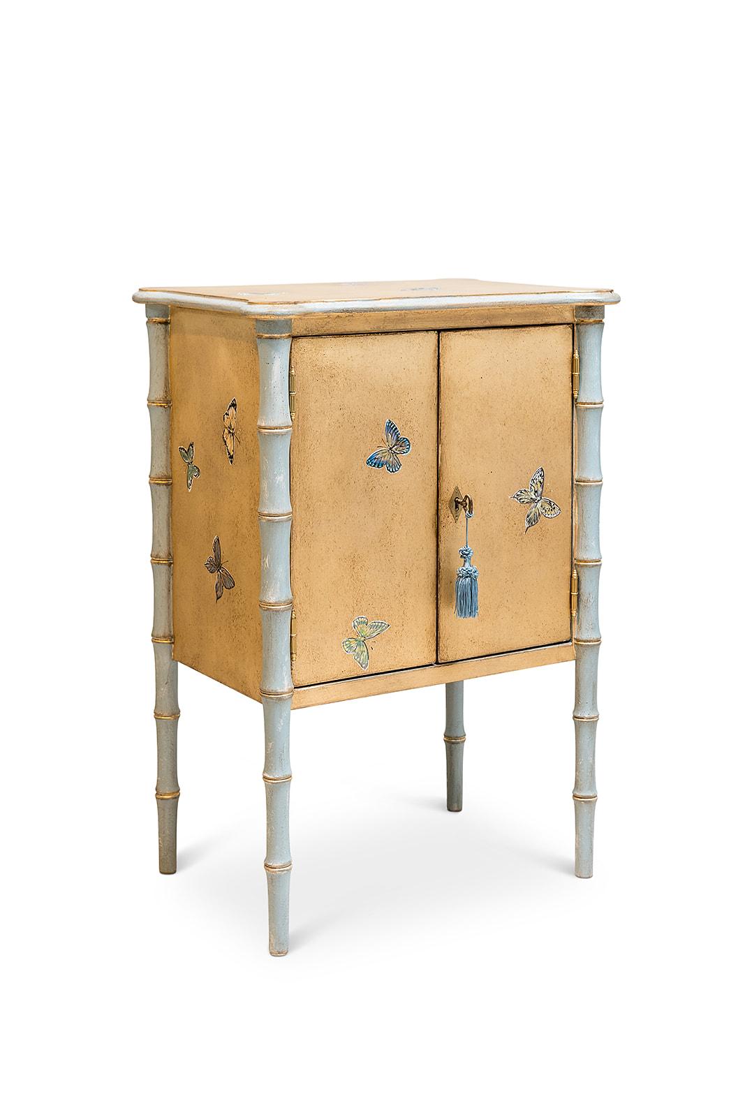 Aus unserer Hand-Painted Furniture Collection stellen wir Ihnen den Bamboo Lombardia Nightstand in Gold mit Schmetterlingsdekor vor. 
Wusstest du, dass eine Gruppe von Schmetterlingen ein Kaleidoskop genannt wird? 
Der Name kommt von der